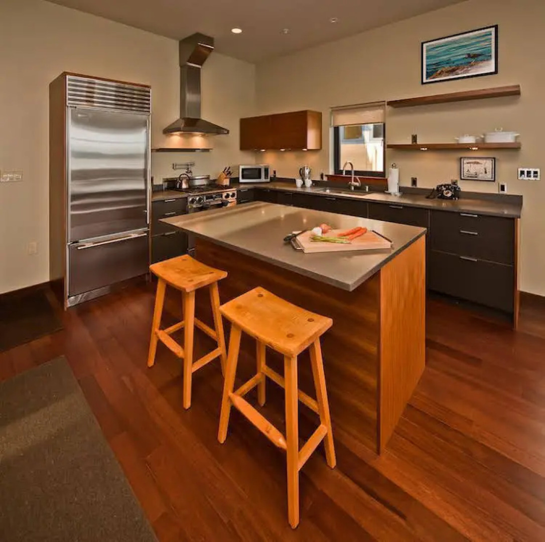 Island Inn at 123 West