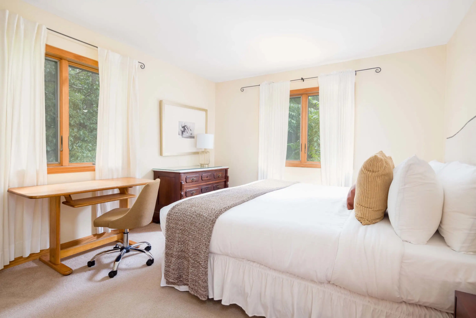 Meadowood Manor by Rovetravel Heated Pool