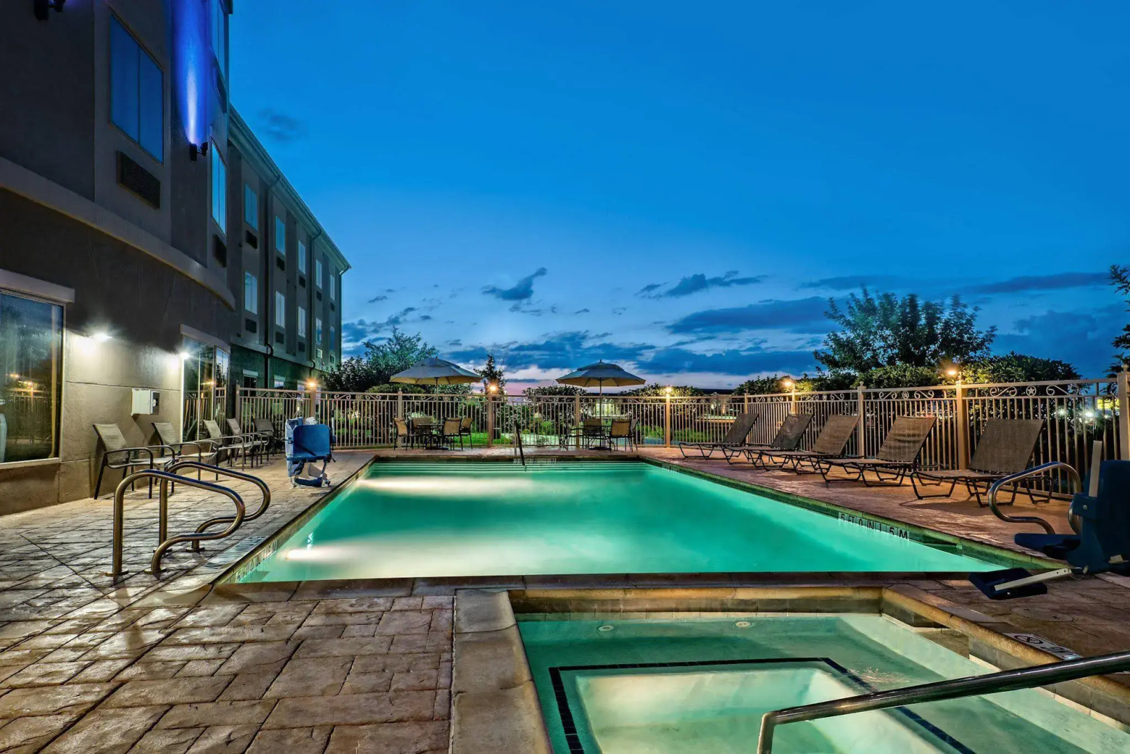 Holiday Inn Express & Suites Cotulla by IHG
