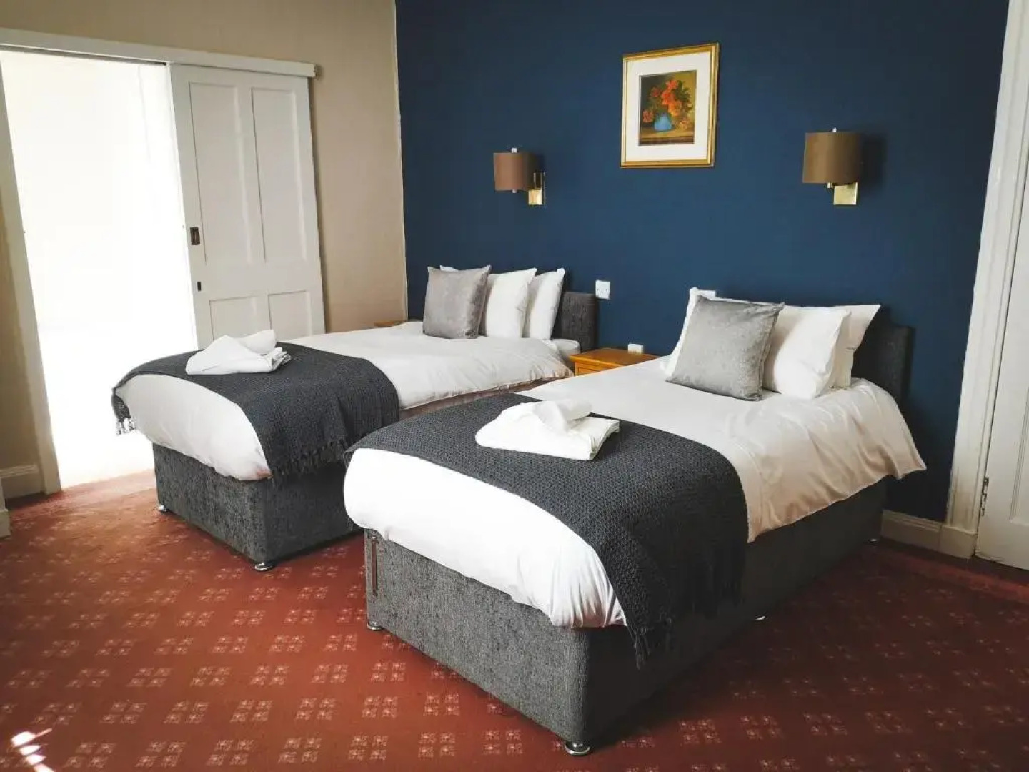 George and Abbotsford Hotel