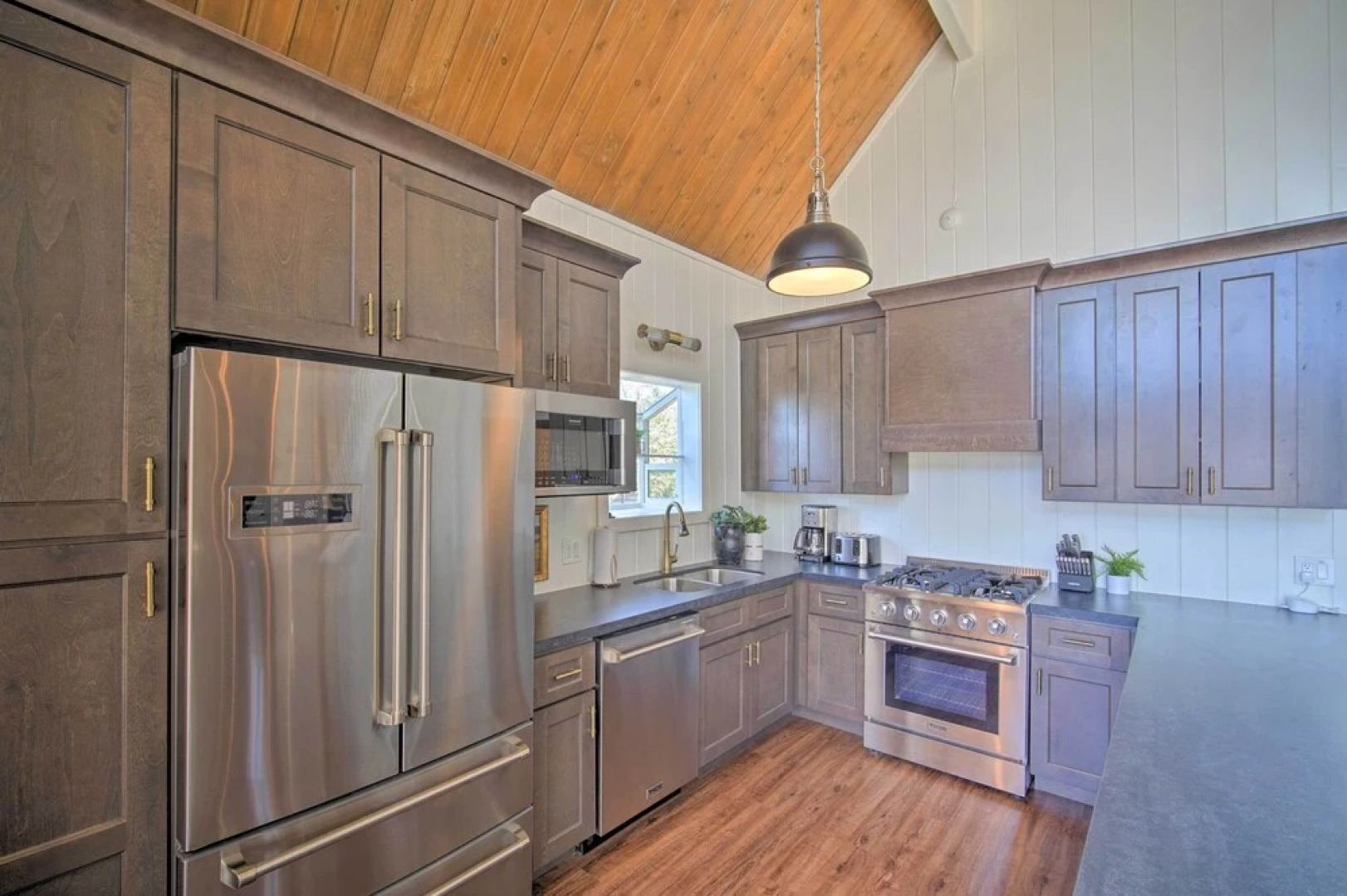 Stunning Lake Arrowhead Home: Decks & Hot Tub