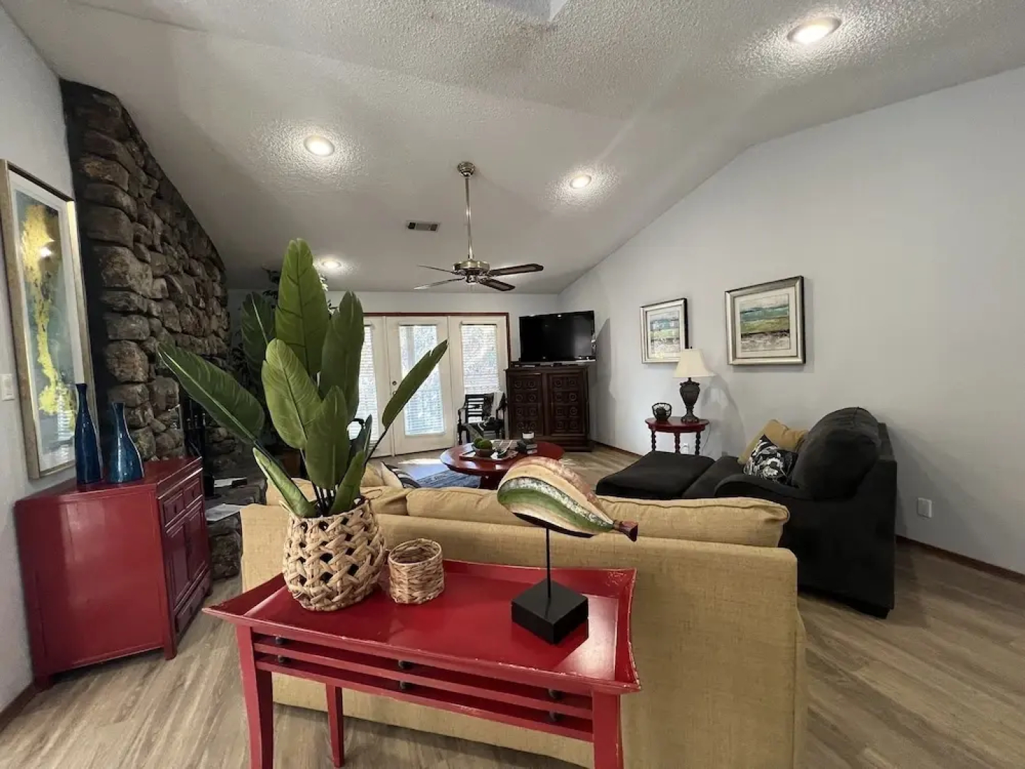 Forest view, log-sided two bedroom, two bath condo on Lake Ouachita. by RedAwning