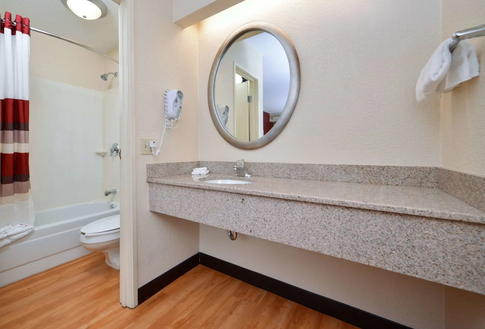 Super 8 by Wyndham Deerfield/Northbrook