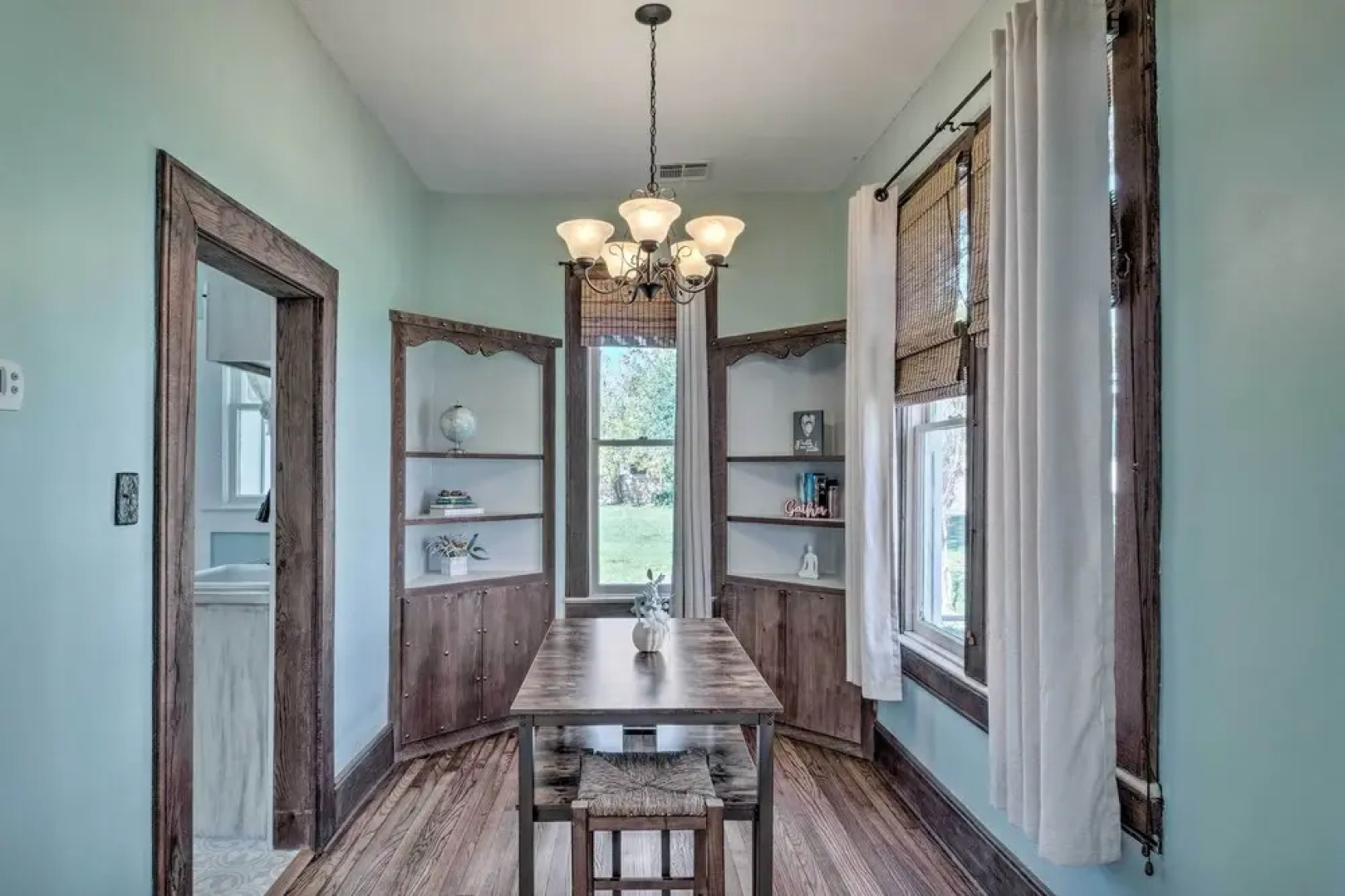 Lake Charles Cottage w/ Fireplace & Yard!