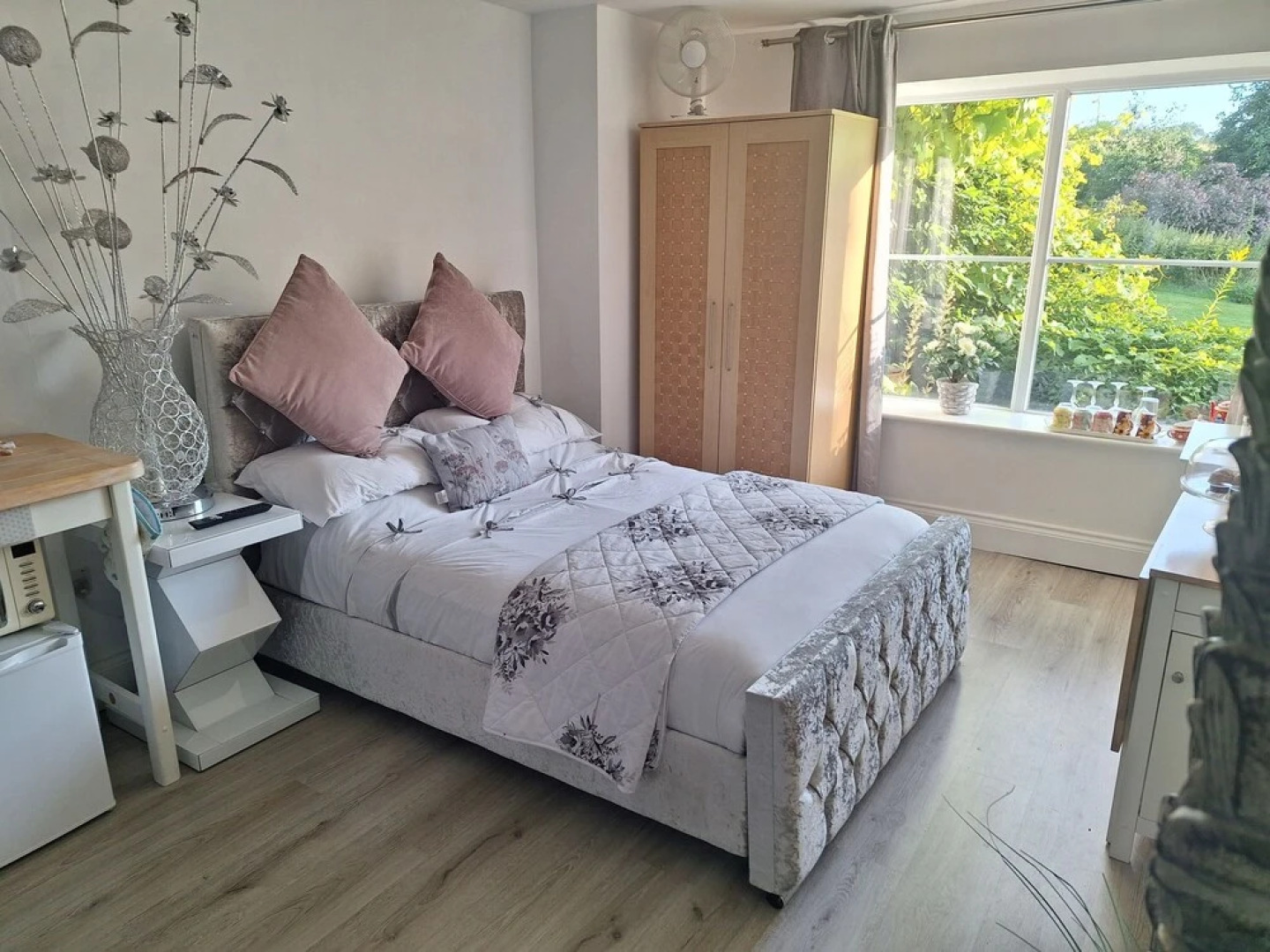 Luxurious Entire Studio in Axminster Suitable for