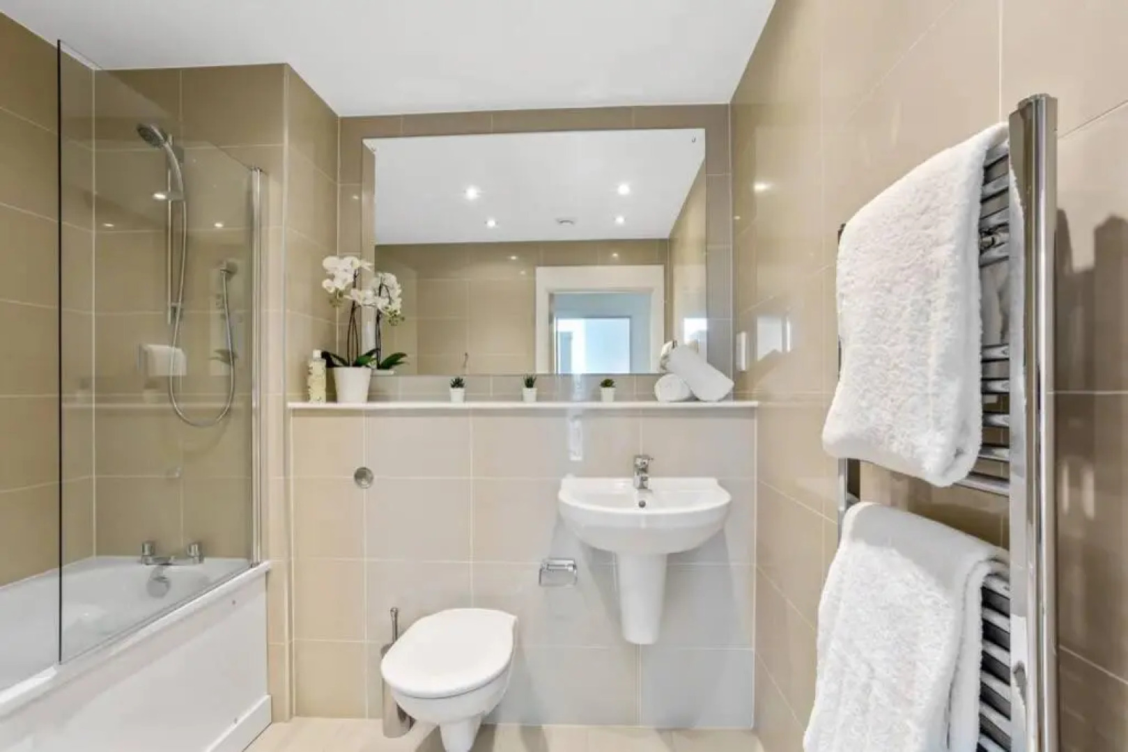 Stunning 2 Bed/2 Bath In Town Centre & Parking!