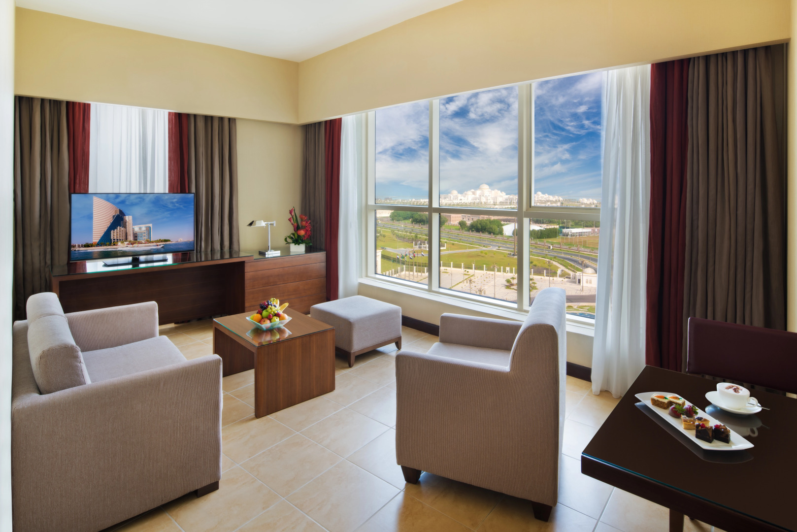 Отель Khalidiya Palace Rayhaan by Rotana 