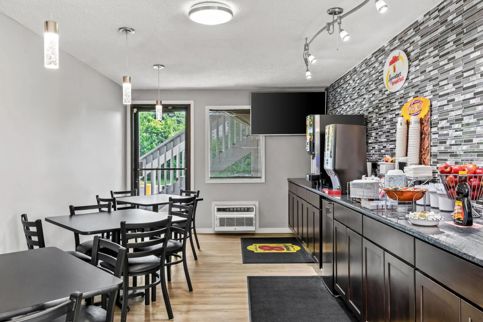 Super 8 by Wyndham Brownsburg