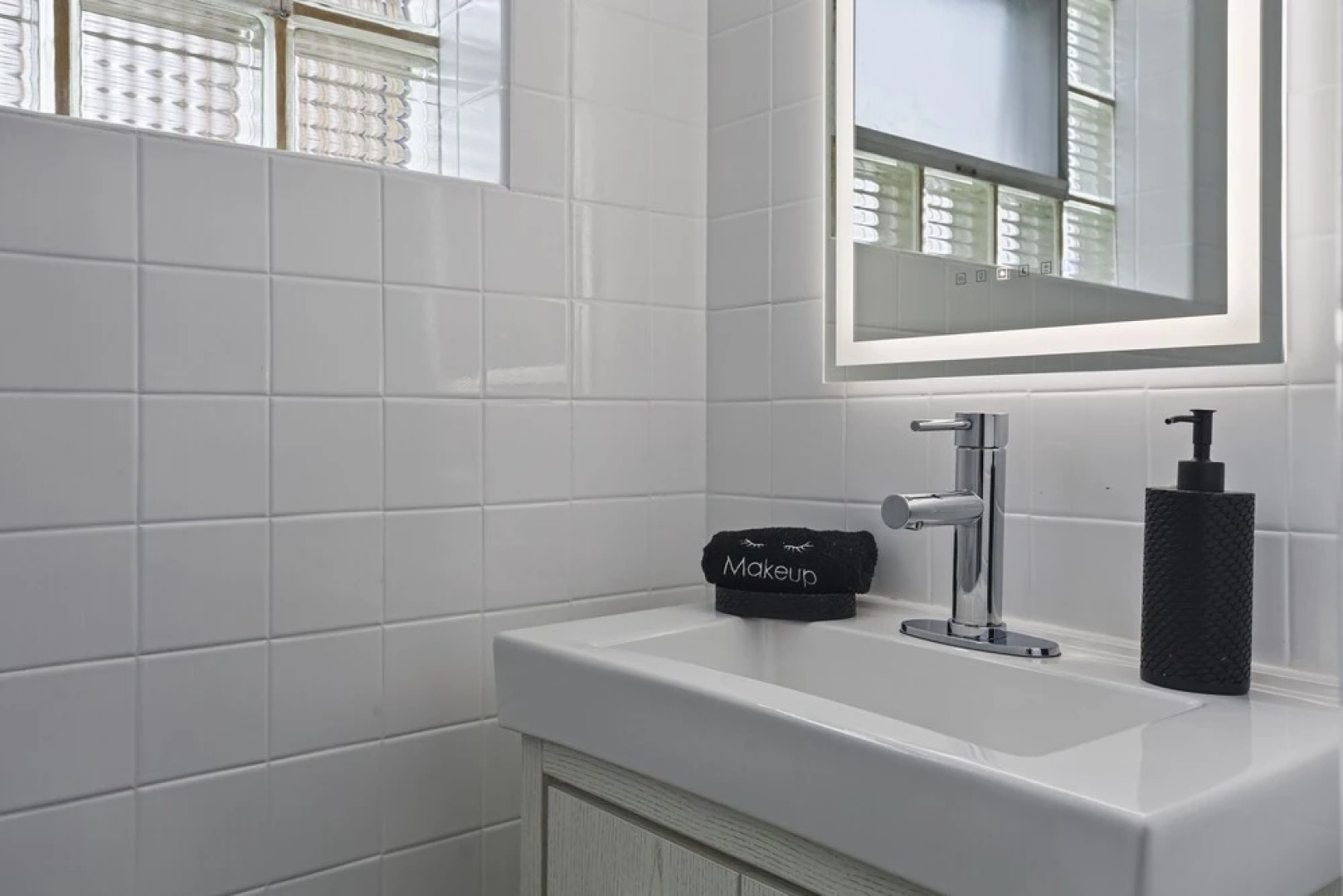 Charming Retreat In The Heart Of Des Plaines 3 Bedroom Residence by RedAwning