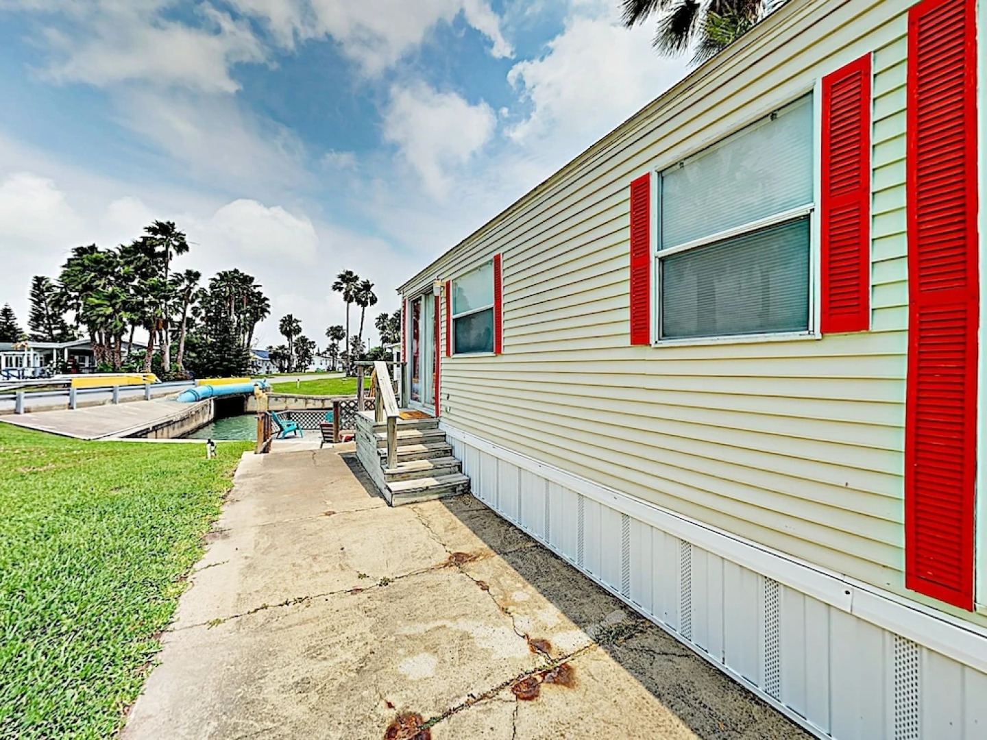 Waterfront W/ Deck & 2 Pools 1 Bedroom Condo