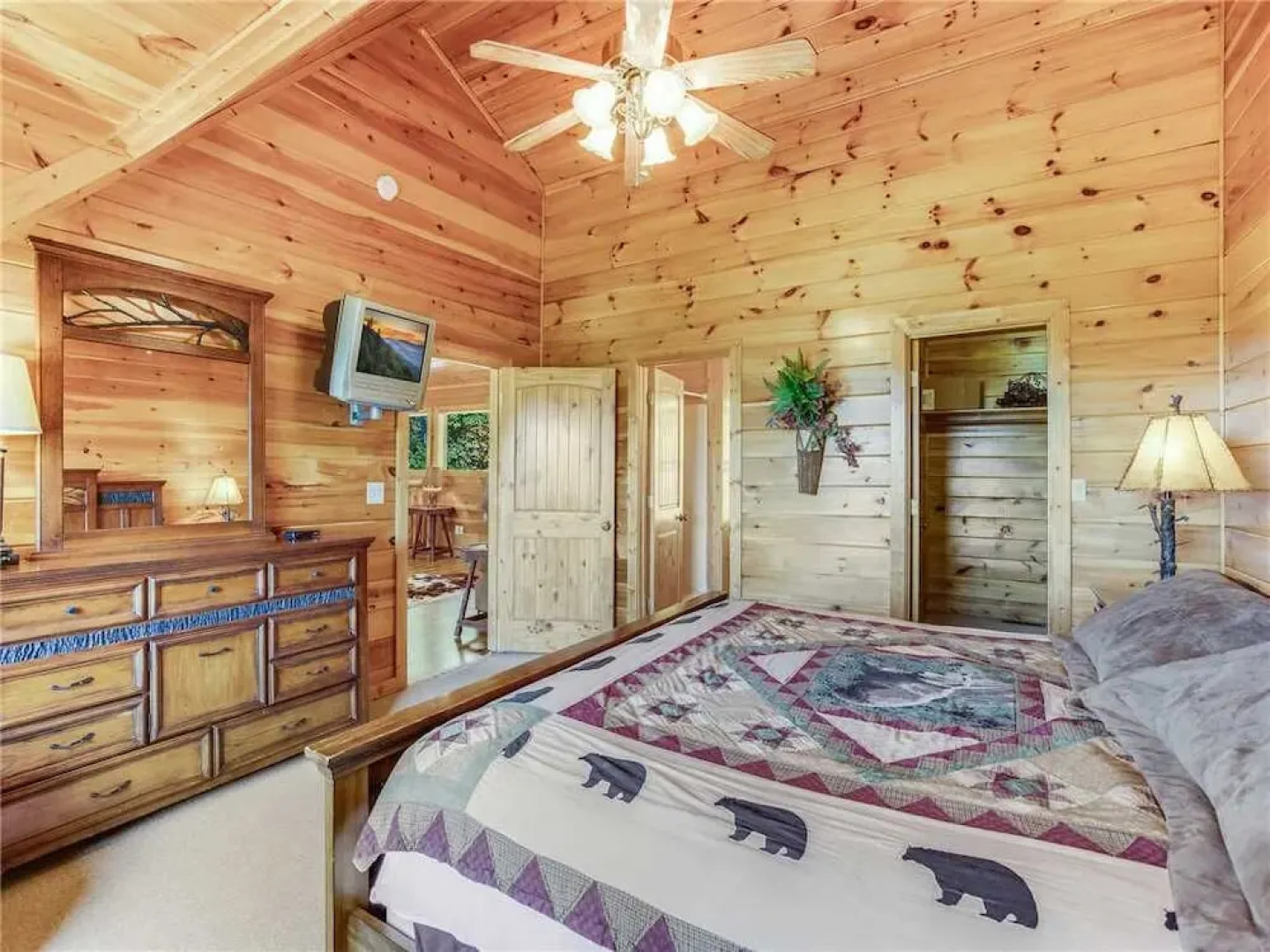 Big Bear Lodge - Five Bedroom Cabin