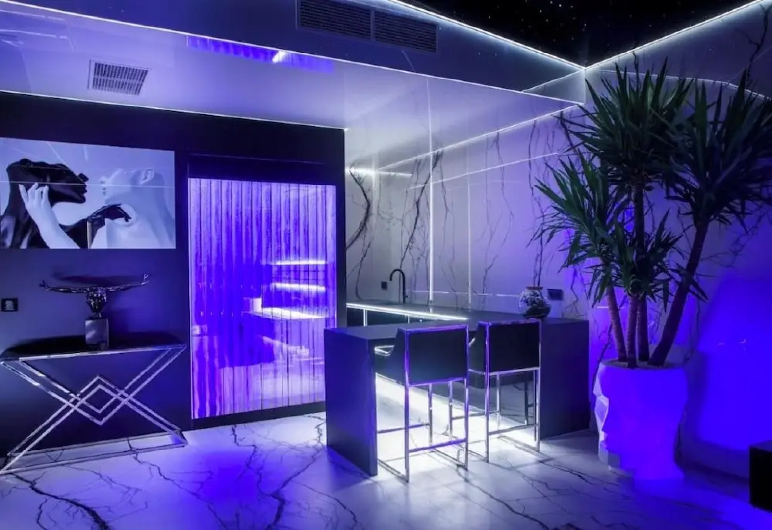 Apartments in Sky Tower with Bathtub near the window