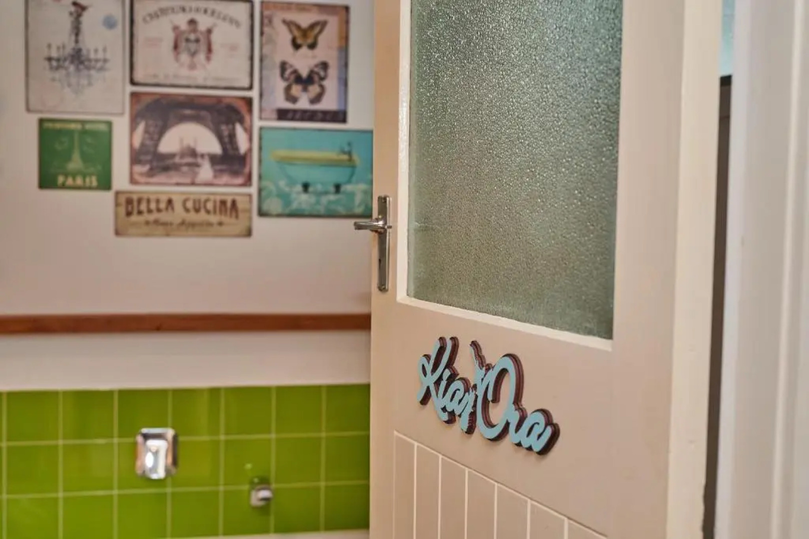 The Queenslander Raglan