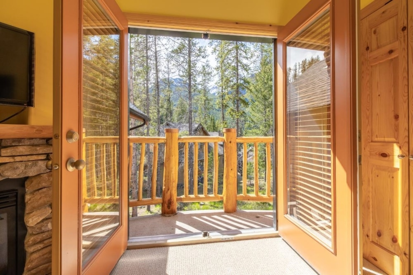 MODERN 4,500 sqft Ski Chalet: 5 Br + 6 Ba | Pool Table | Pool + PRIVATE Hot Tub