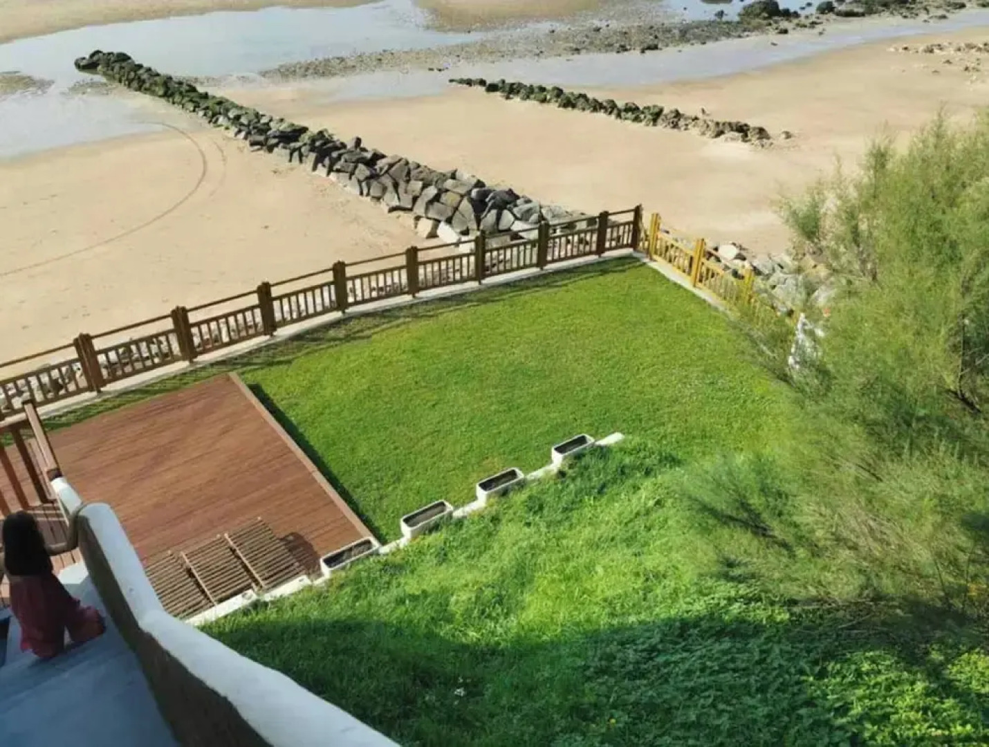 The Benervilloise Villa With its Feet in the Water