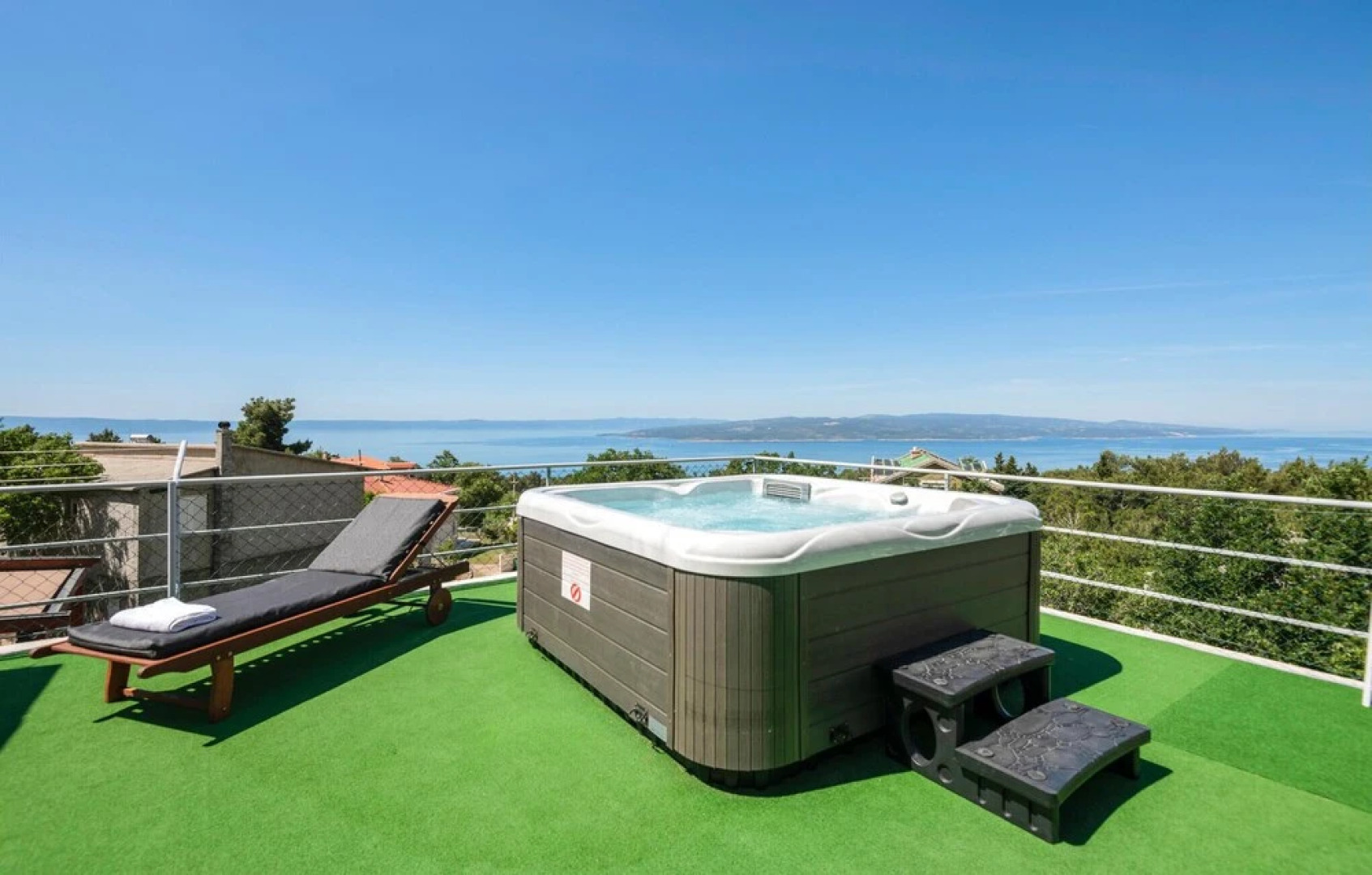 Stunning Home in Bast With 4 Bedrooms, Jacuzzi and Wifi