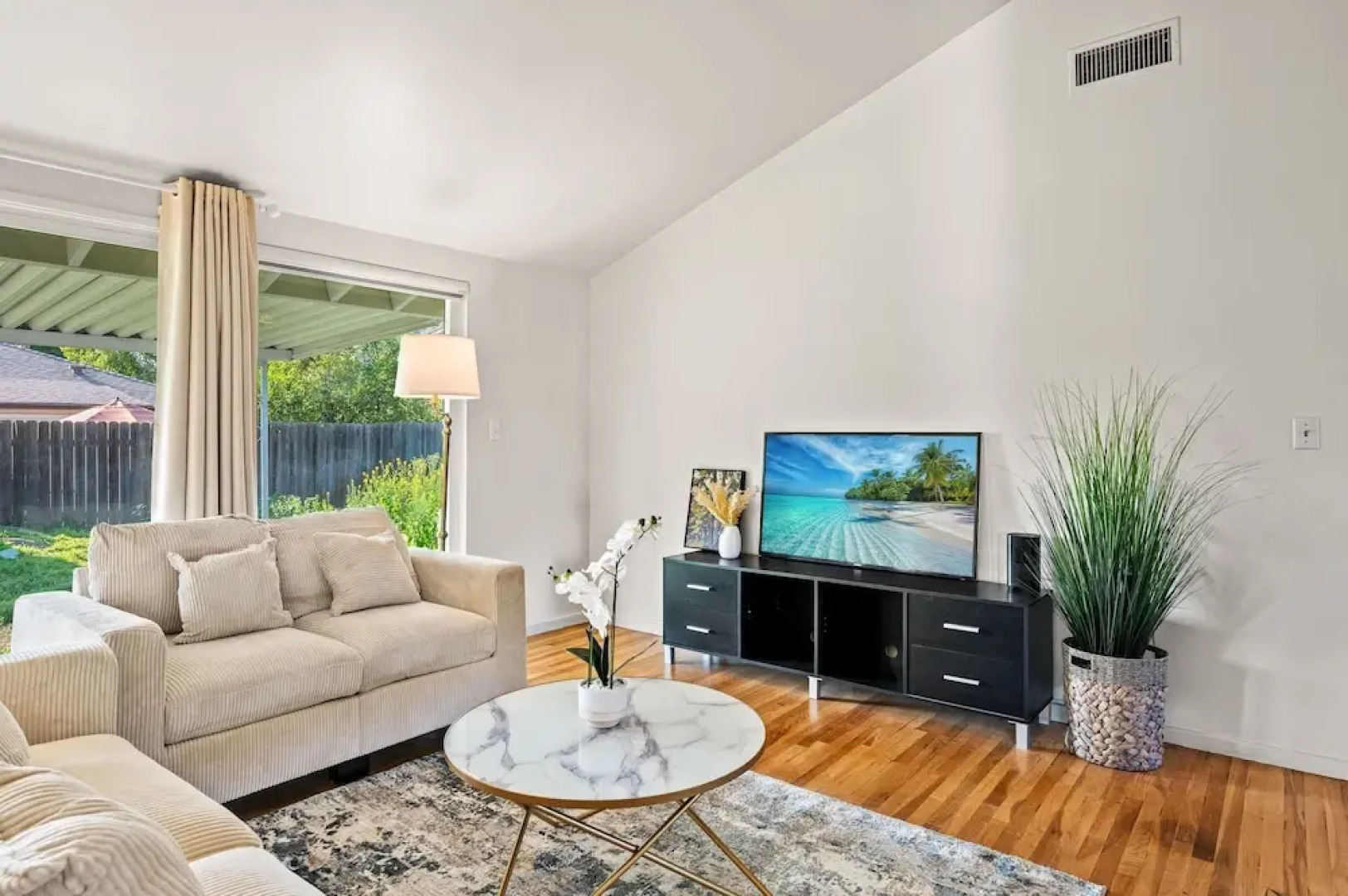 Perfect Family Home With Fireplace Spacious Yard