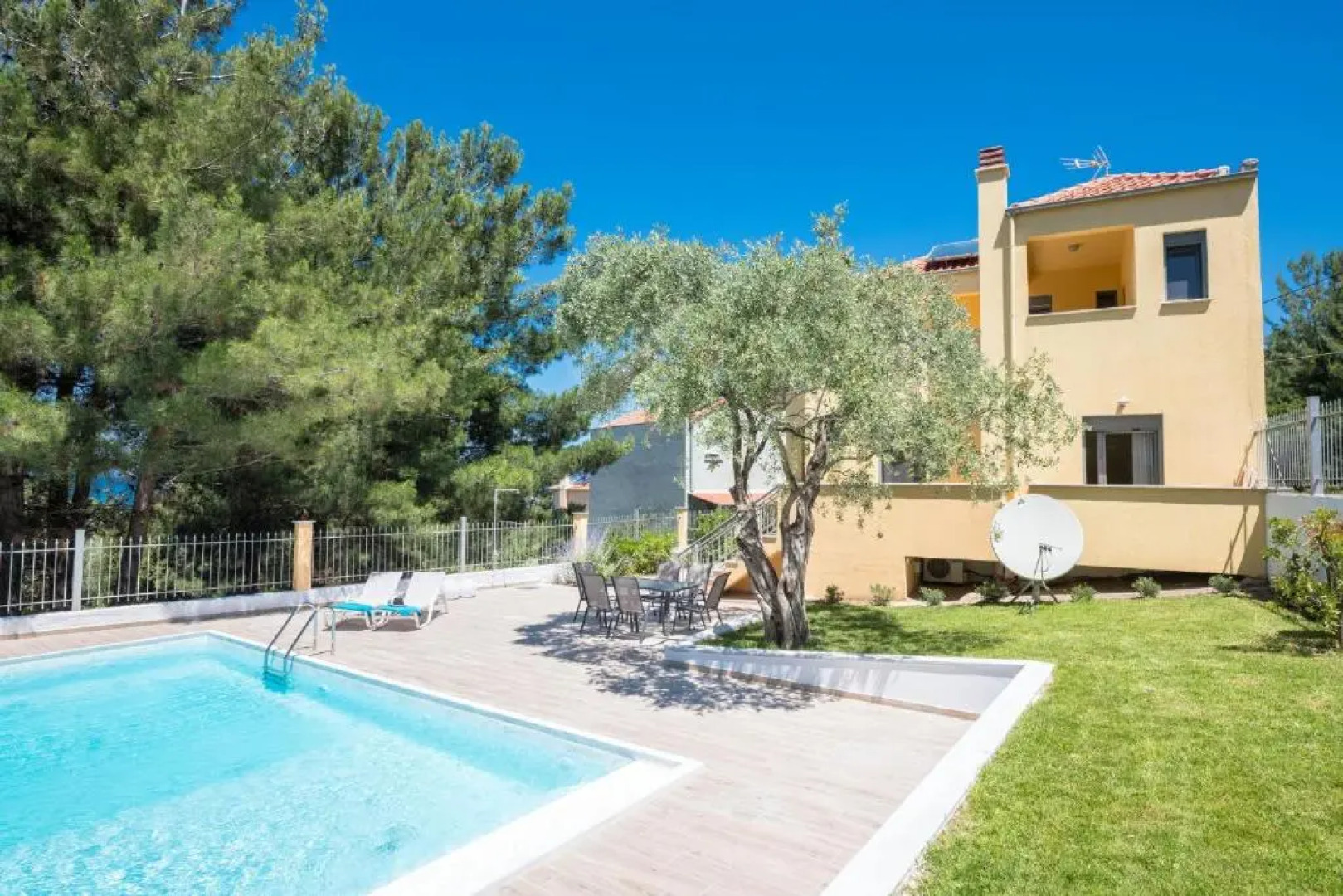 Louloudis Pool Villa