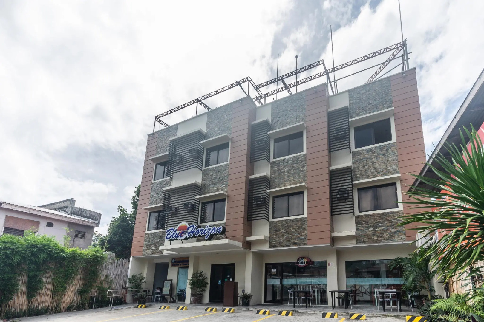 OYO 567 Blue Horizon Hostel Vaccinated Staff