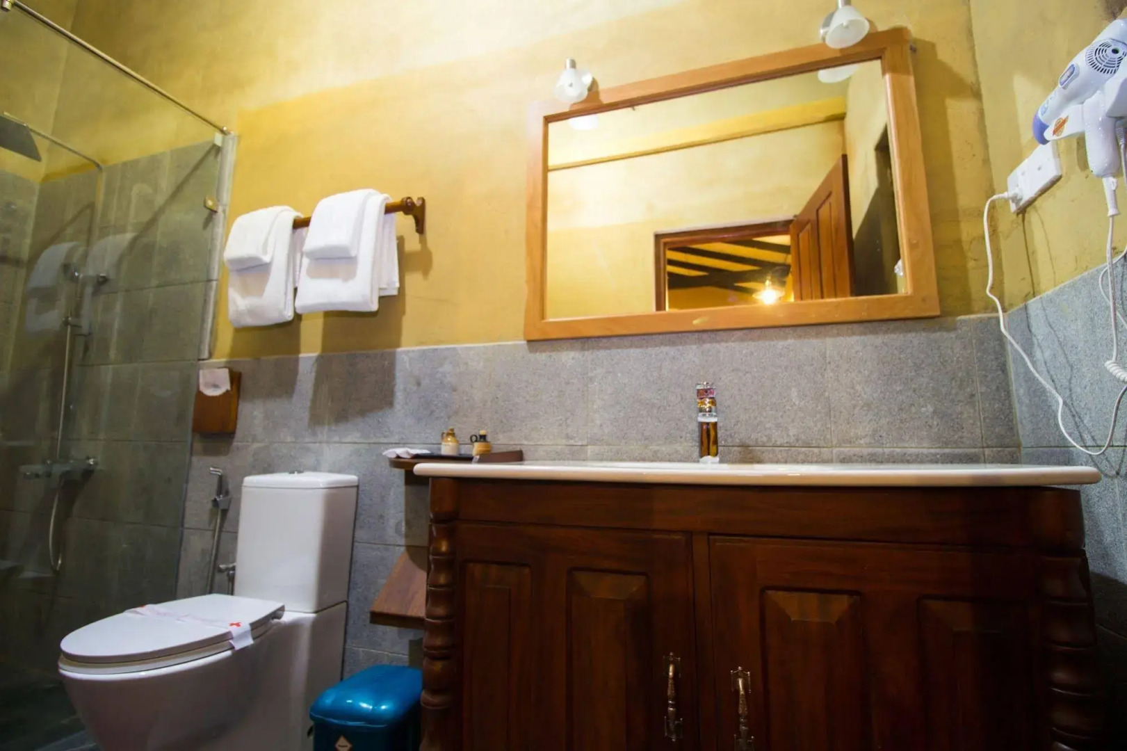 Lake Serenity Boutique Hotel