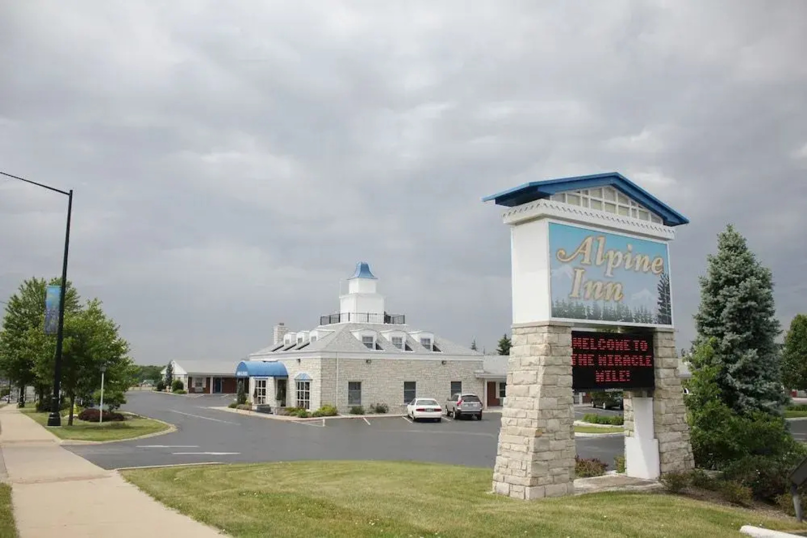 Rockford Alpine Inn and Suites