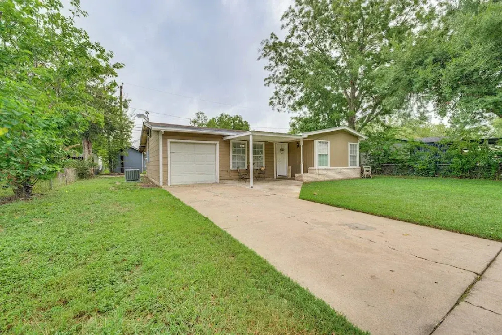 Fire Pit & Grill: Victoria Home Near Downtown