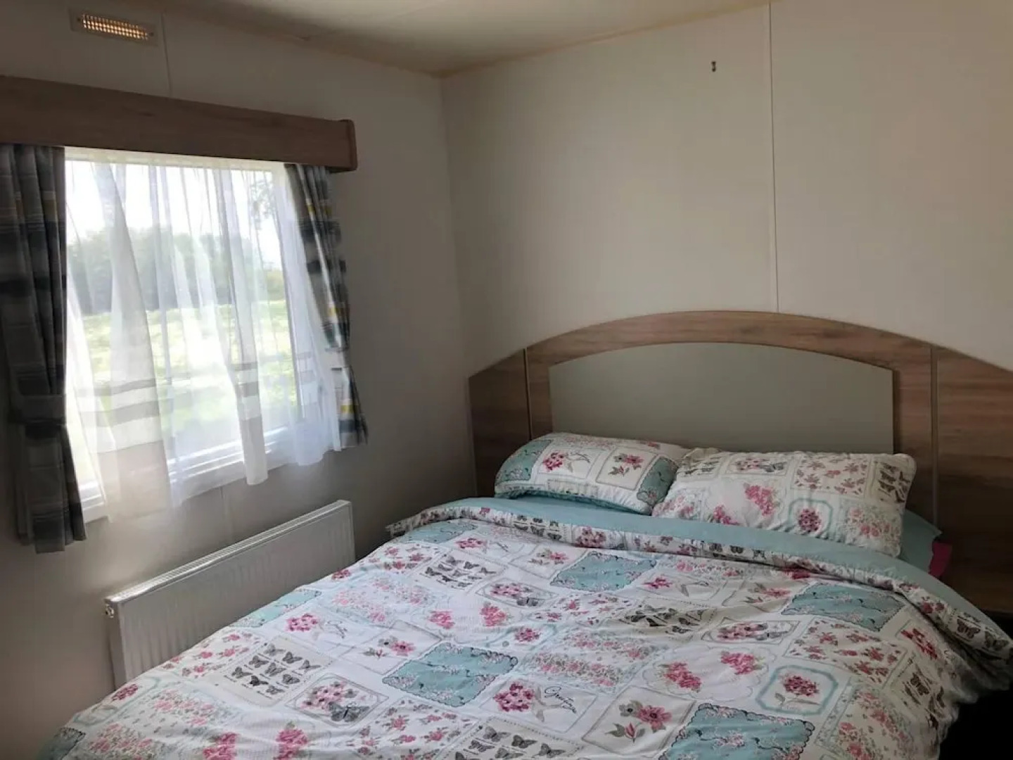 Lovely 3-bed Caravan With Hot Tub in Lincolnshire