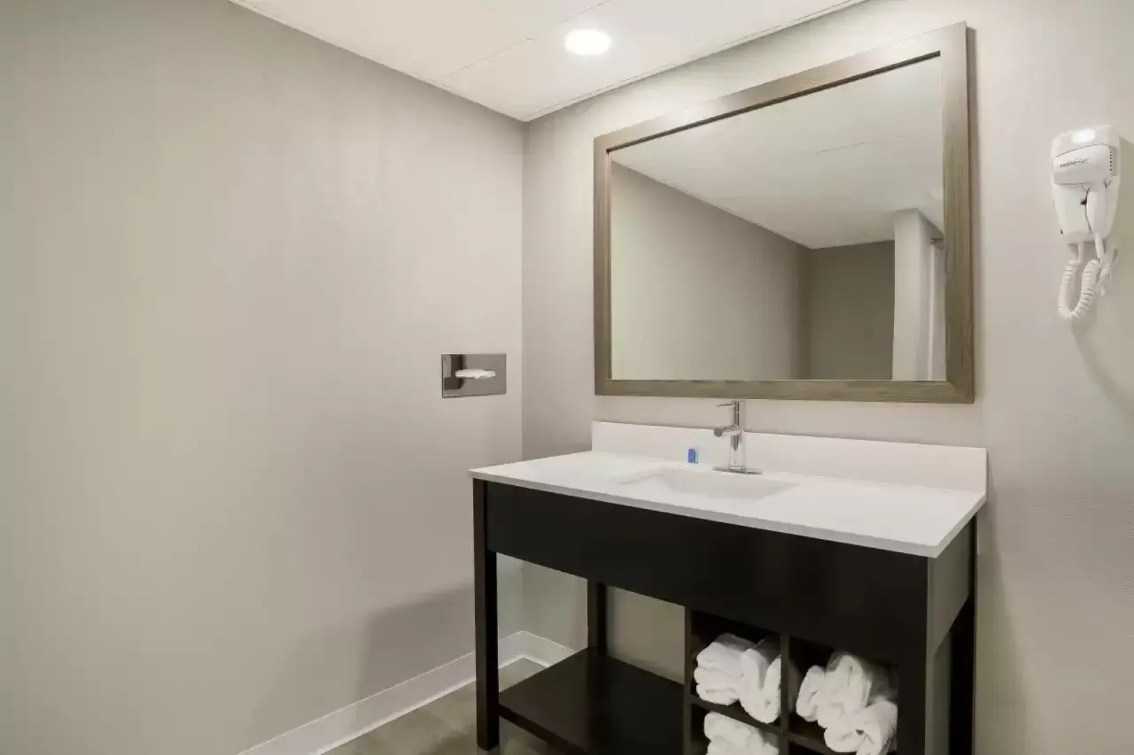 Suburban Studios Milwaukee Airport