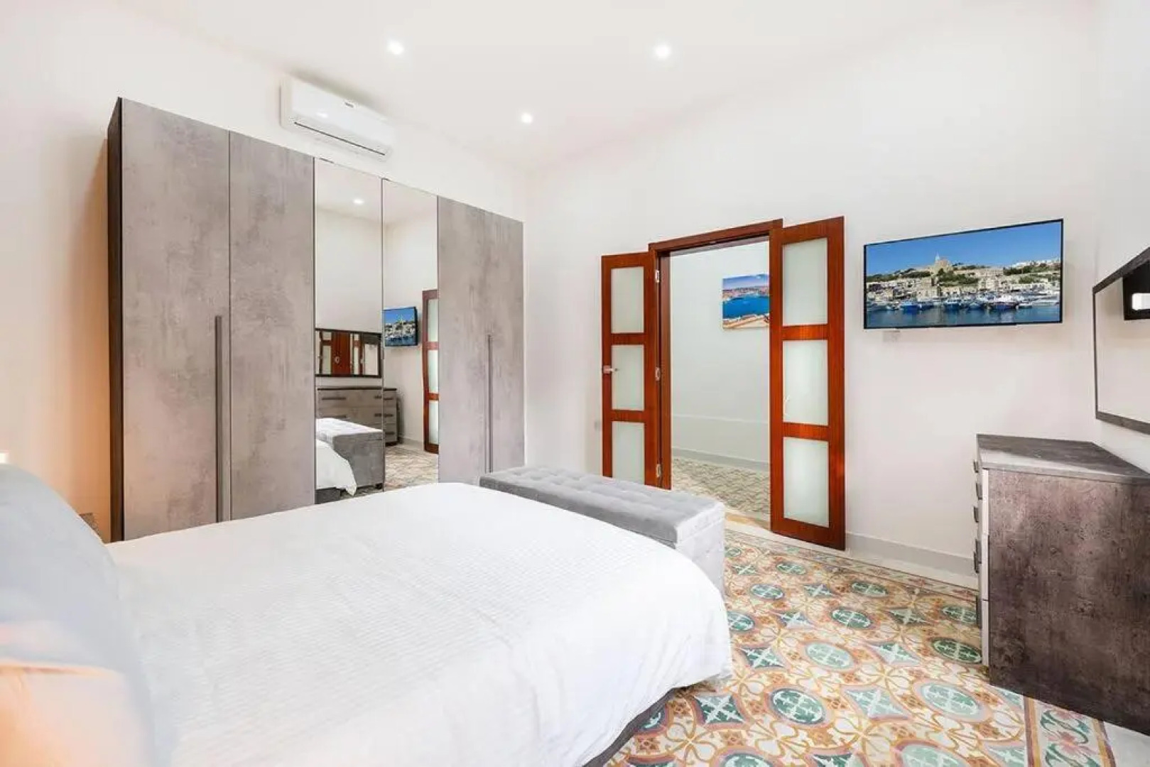 Traditional 3 bedroom home with hot tub (NEW)