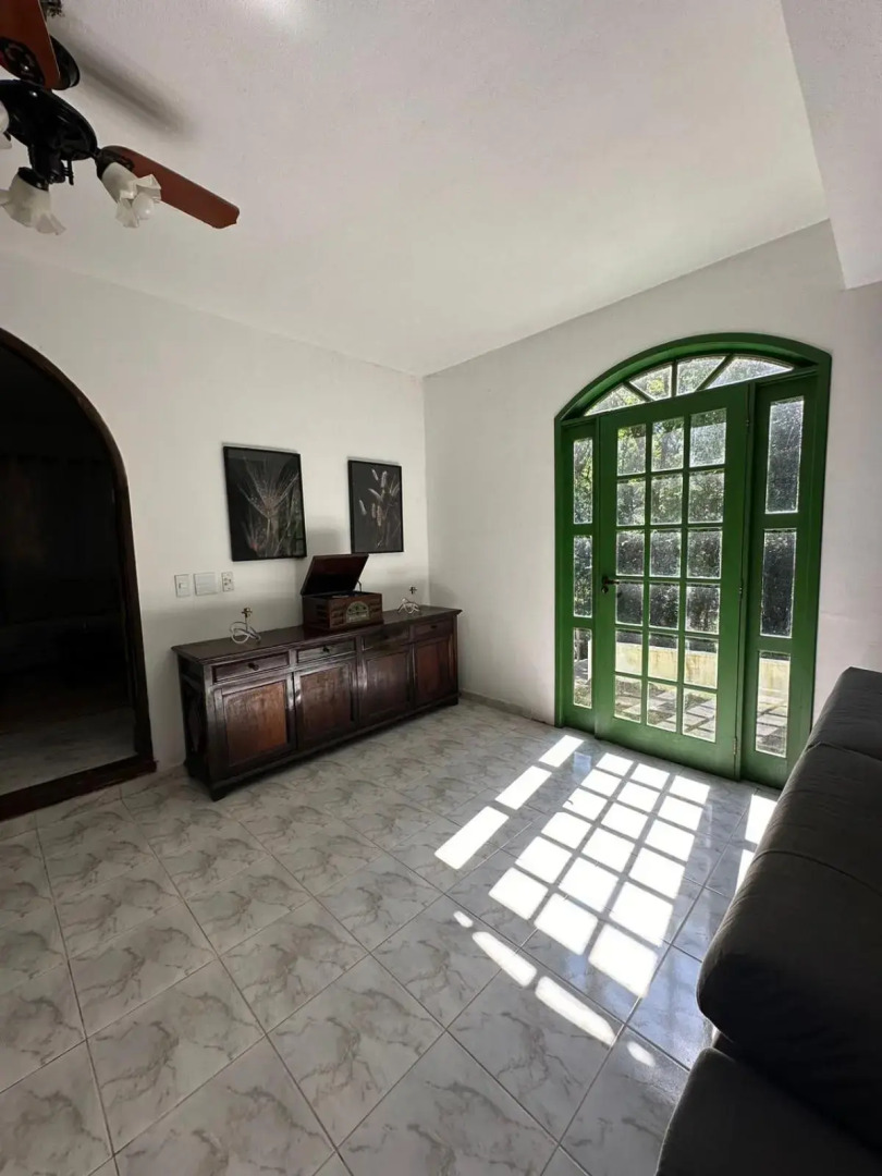 Sítio com piscina e lareira