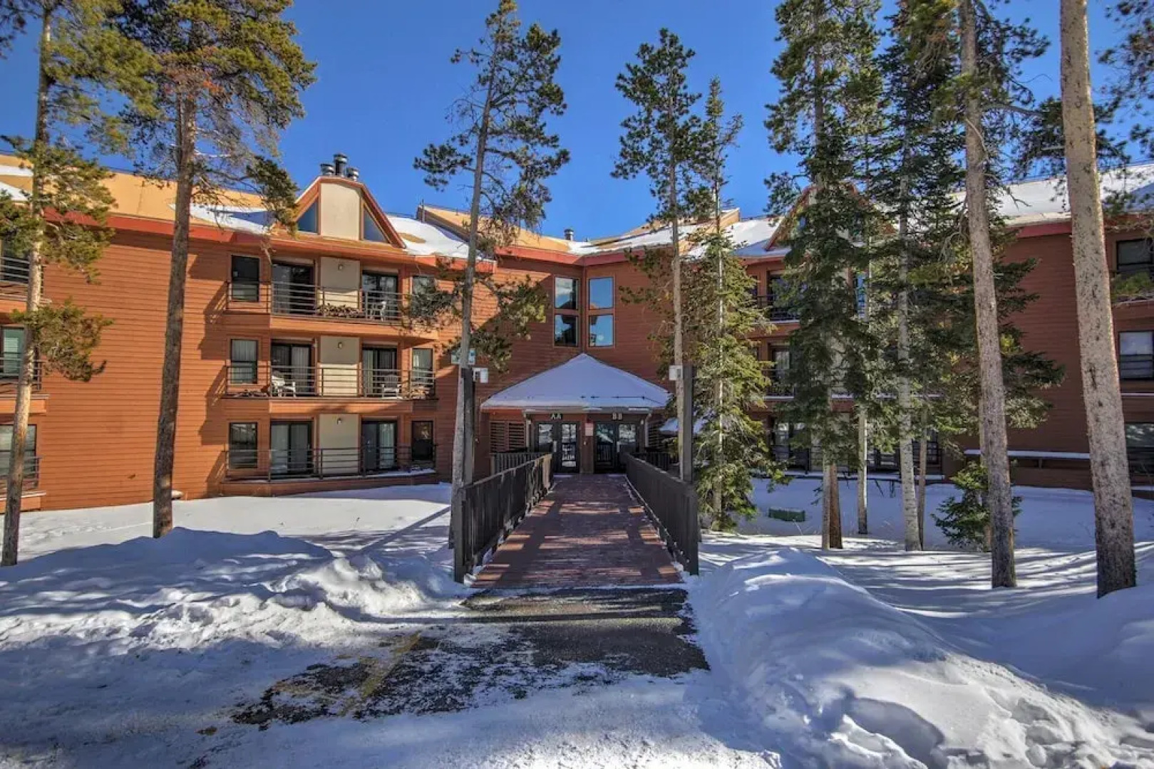 AA402 Buffalo Village 3 Br condo by RedAwning