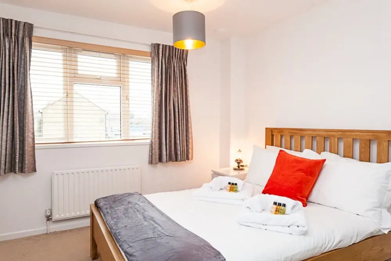 Gatwick Place- Spacious 4 Bedroomed House With Private Parking