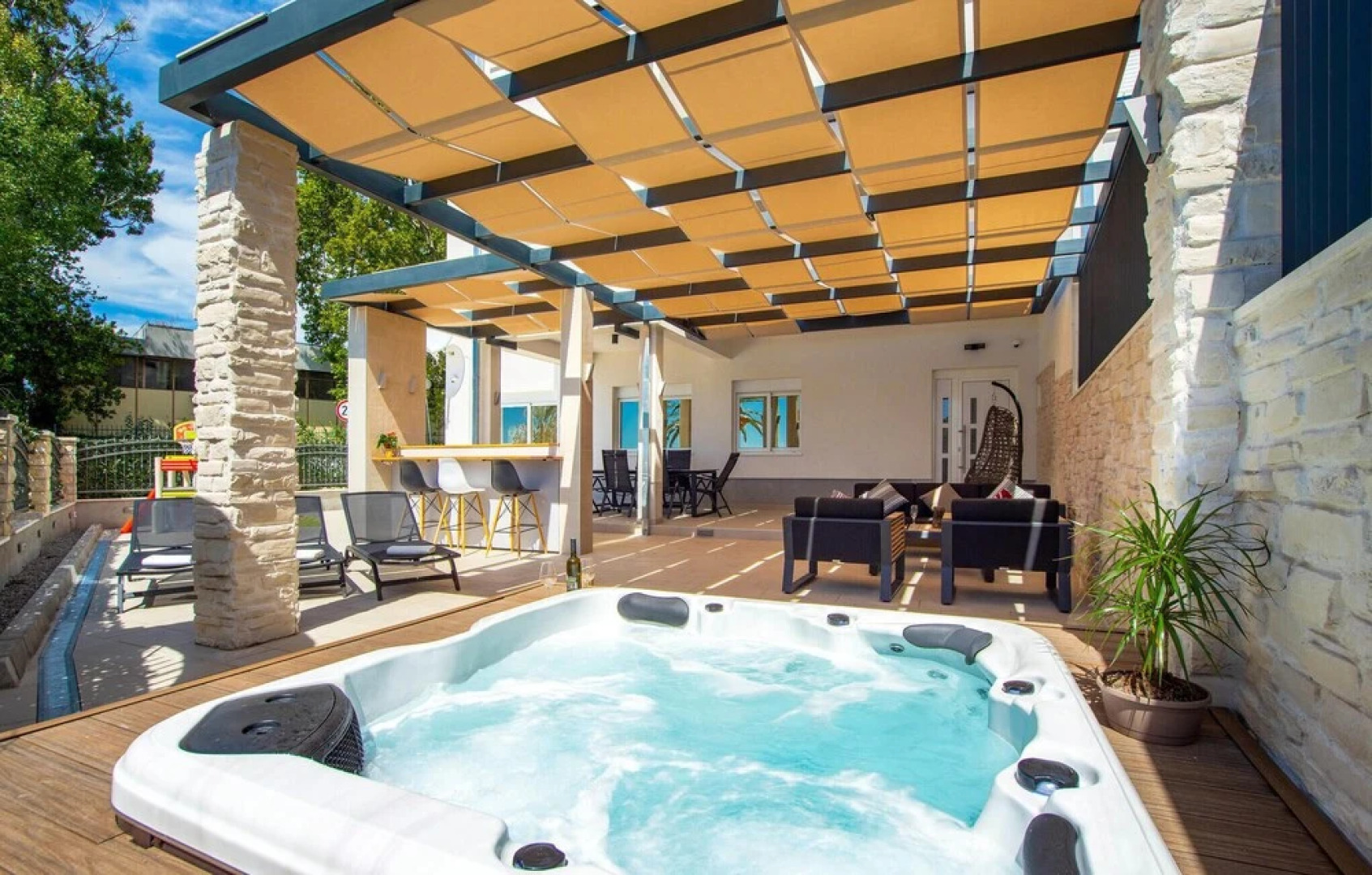 Stunning Apartment in Kastel Gomilica With 3 Bedrooms, Jacuzzi and Wifi