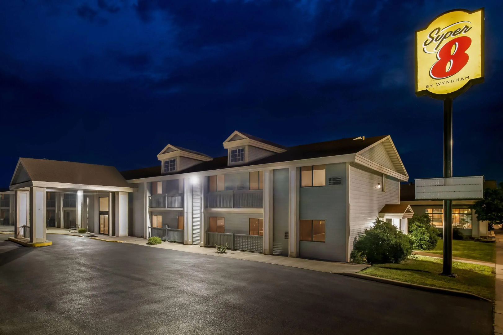 Super 8 by Wyndham La Crosse