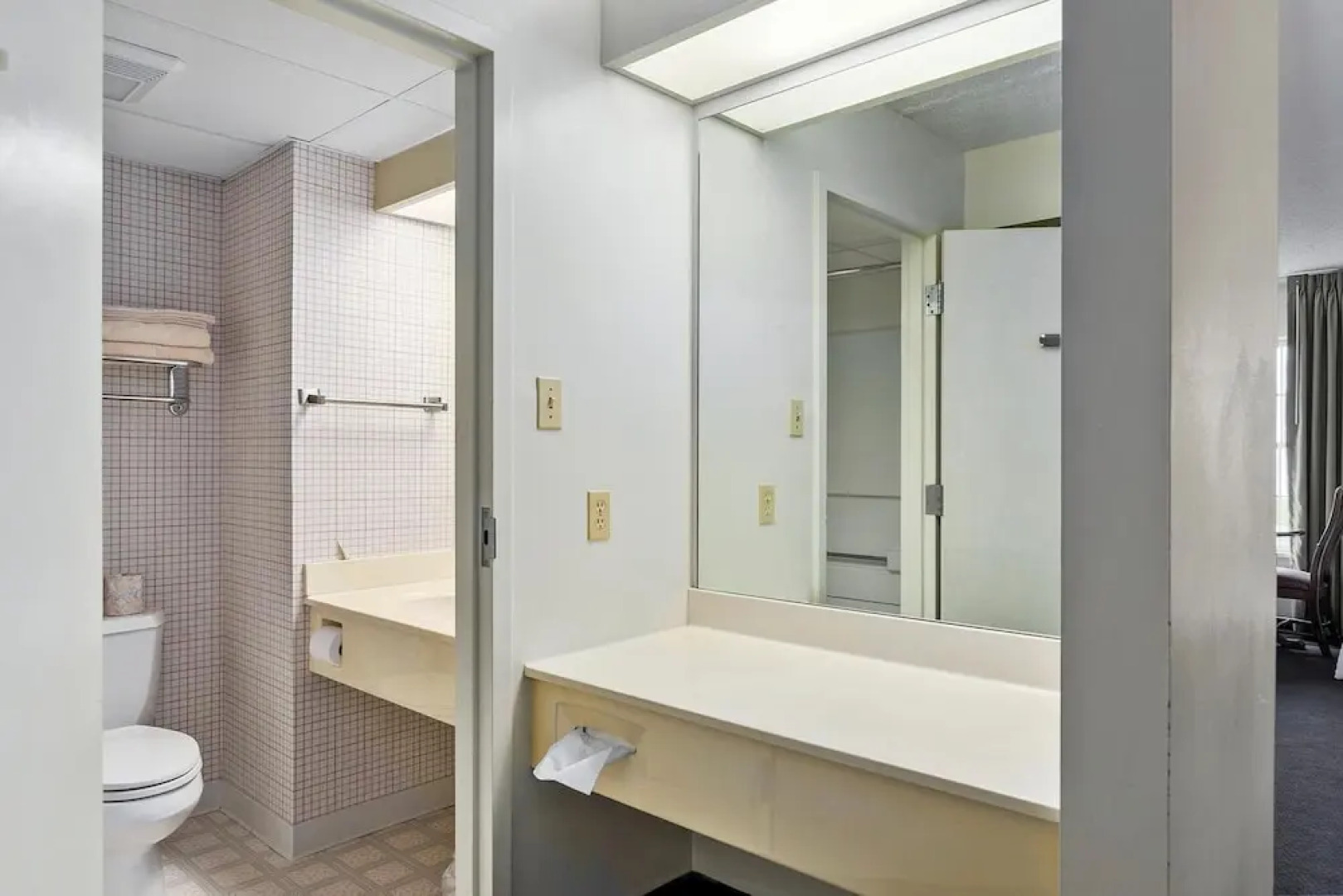 Spectacular Top Floor Deluxe Suite With Beautiful View & More!