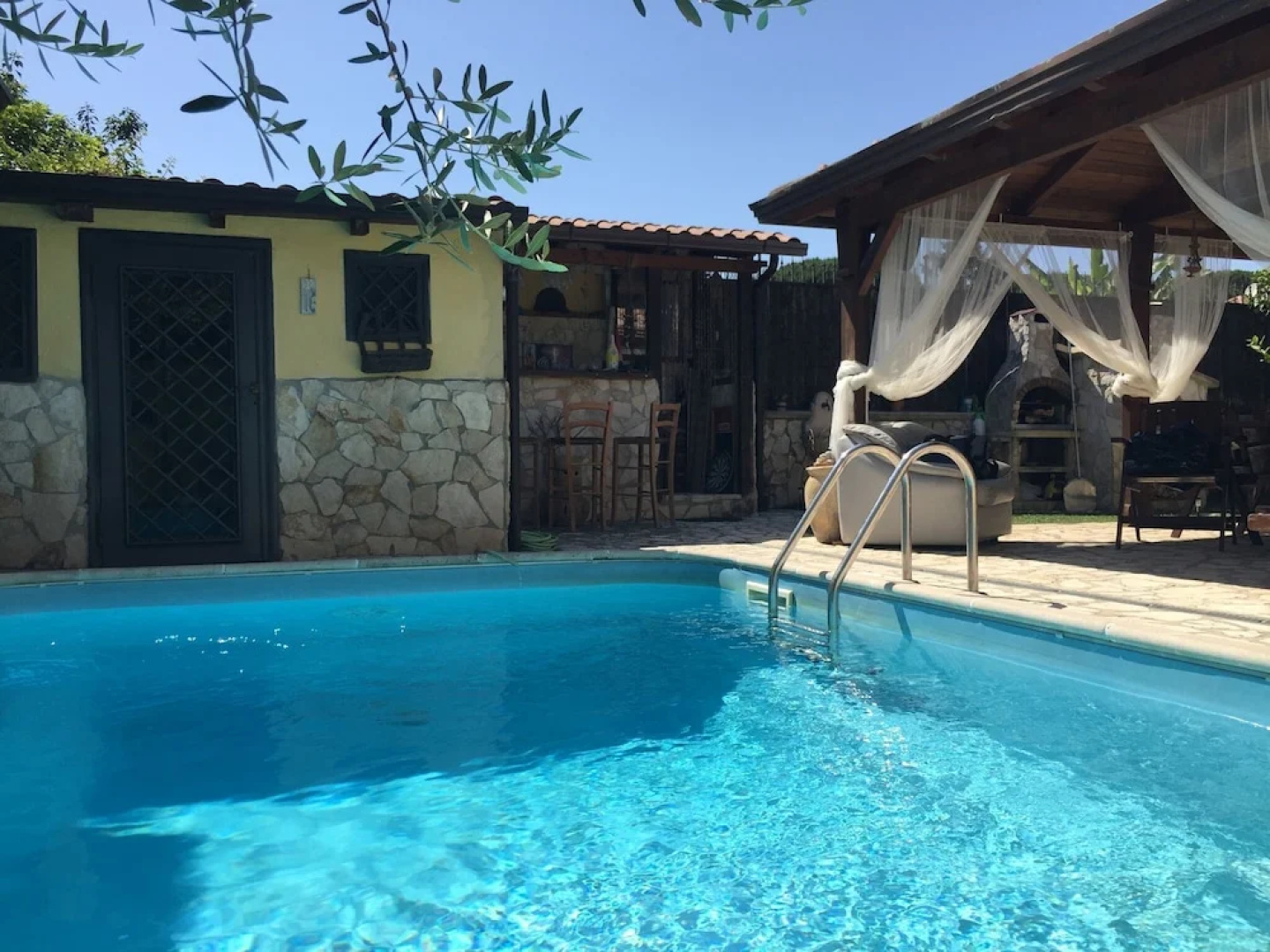Lavish Holiday Home in Napoli With Swimming Pool