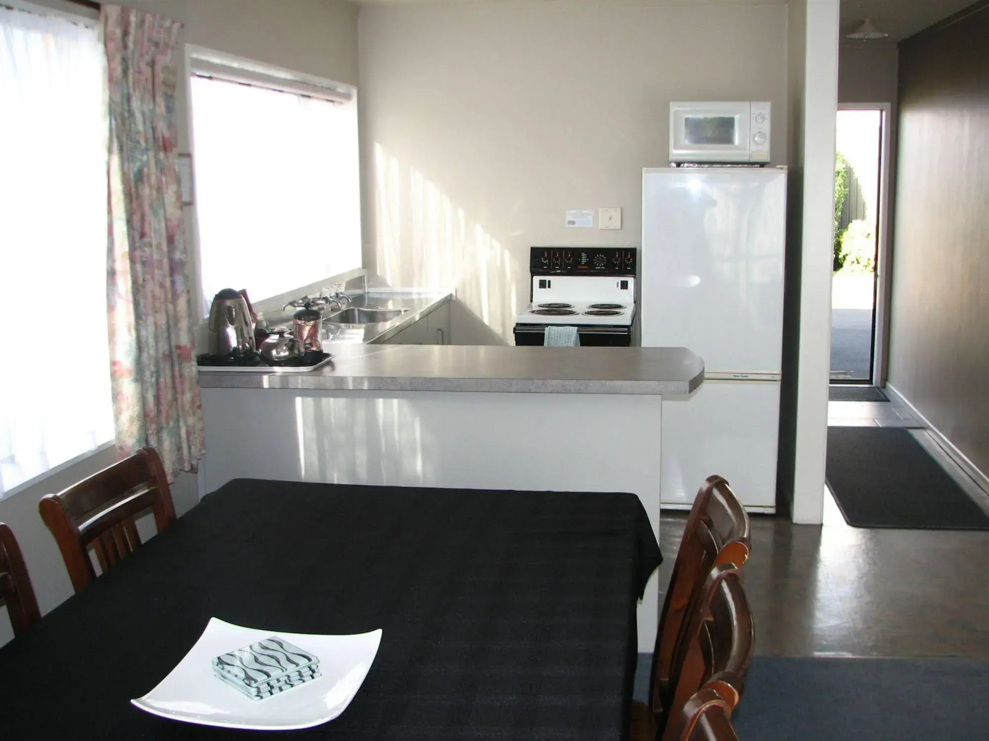 Cobblestone Court Motel – Wenzel Motels