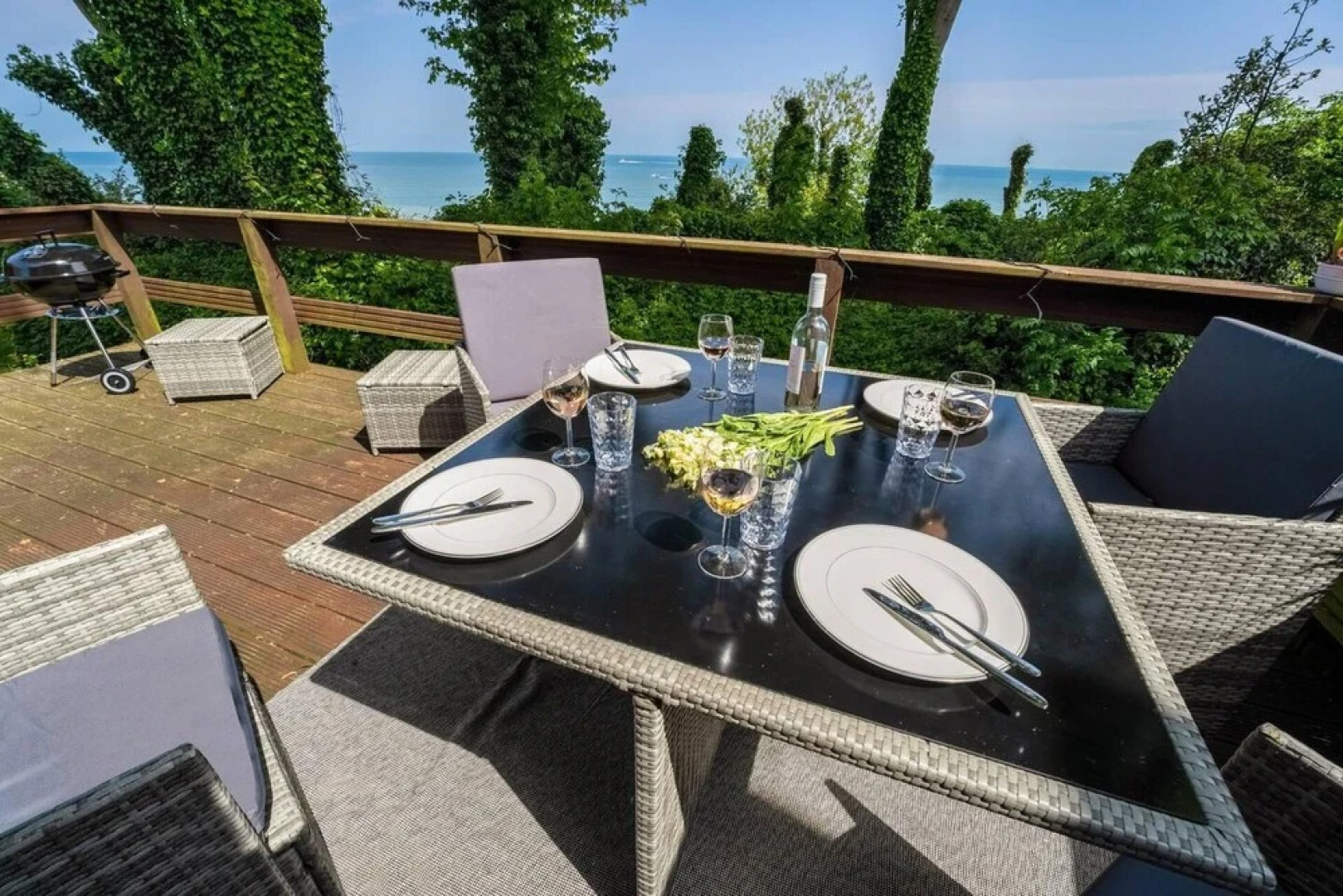 The Lookout, Sunny Beach Retreat, Sleeps 5 Guests