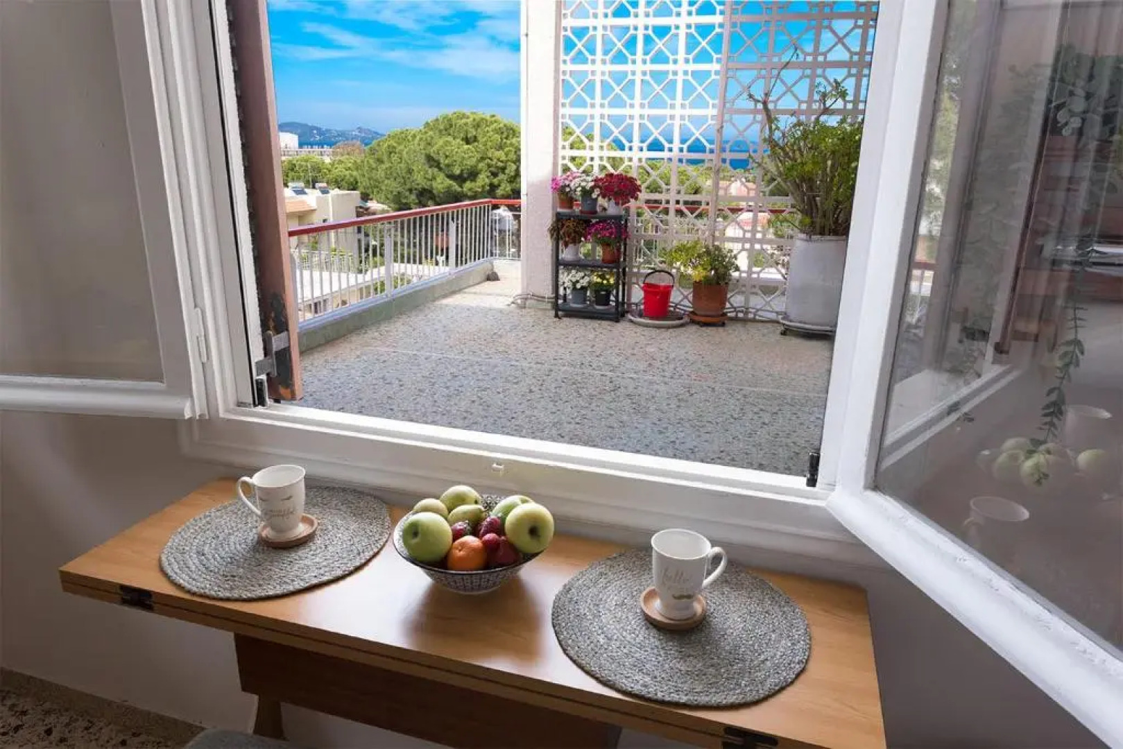 Lovely 1-bdrm condo, balconies 5 min walk to beach