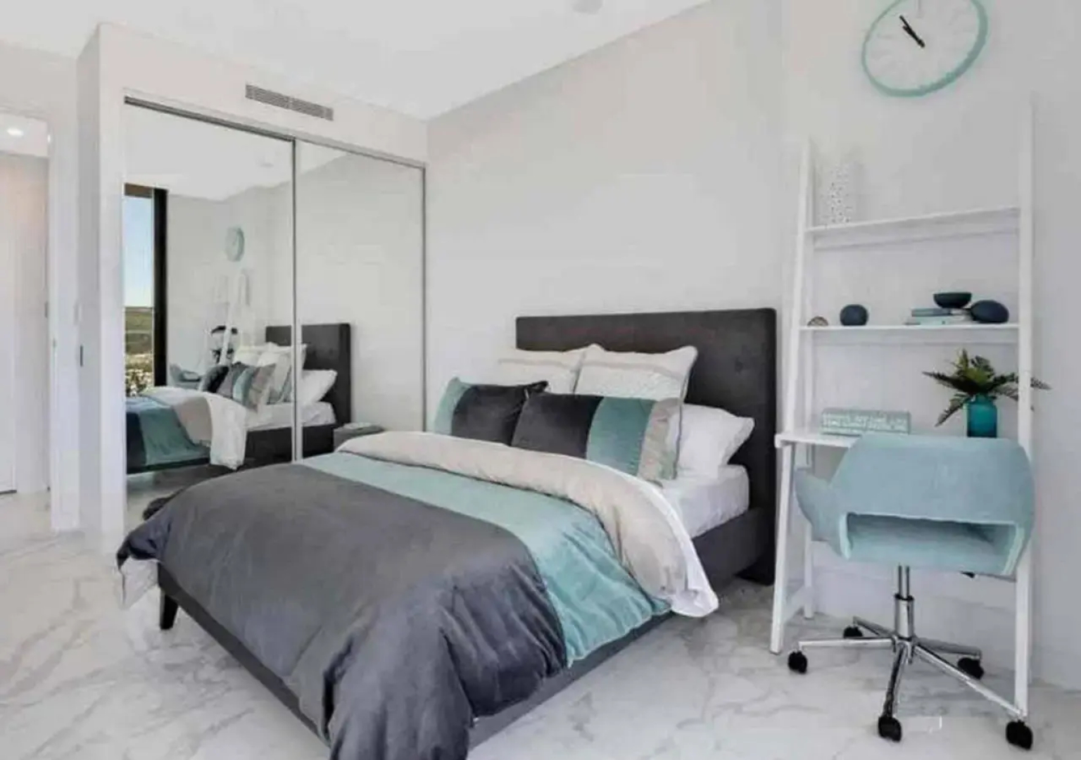 Stylish Penthouse with Views & Jacuzzi