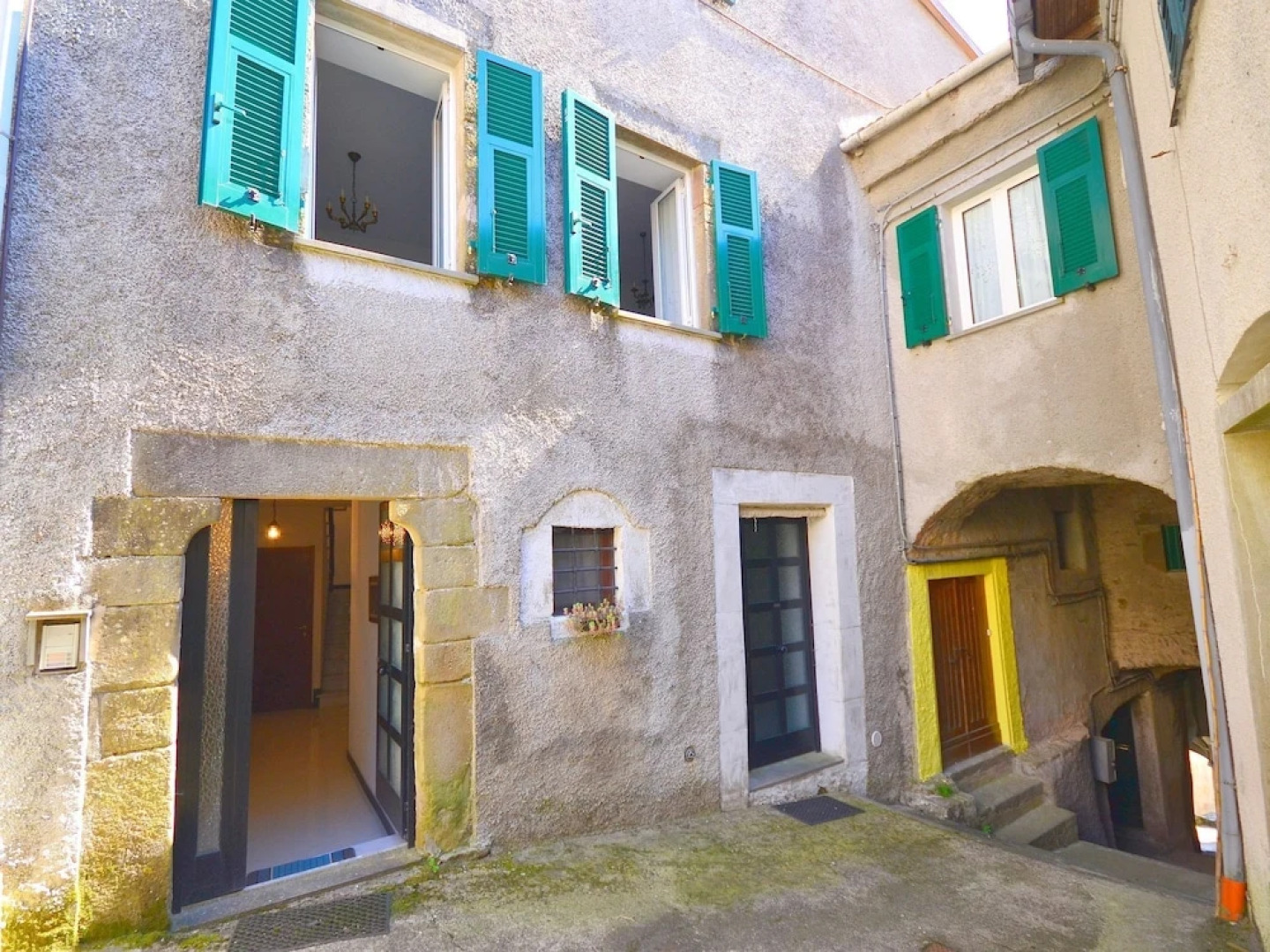20 km from the 5 Terre, in a small town, 3-room apartment, terrace with view