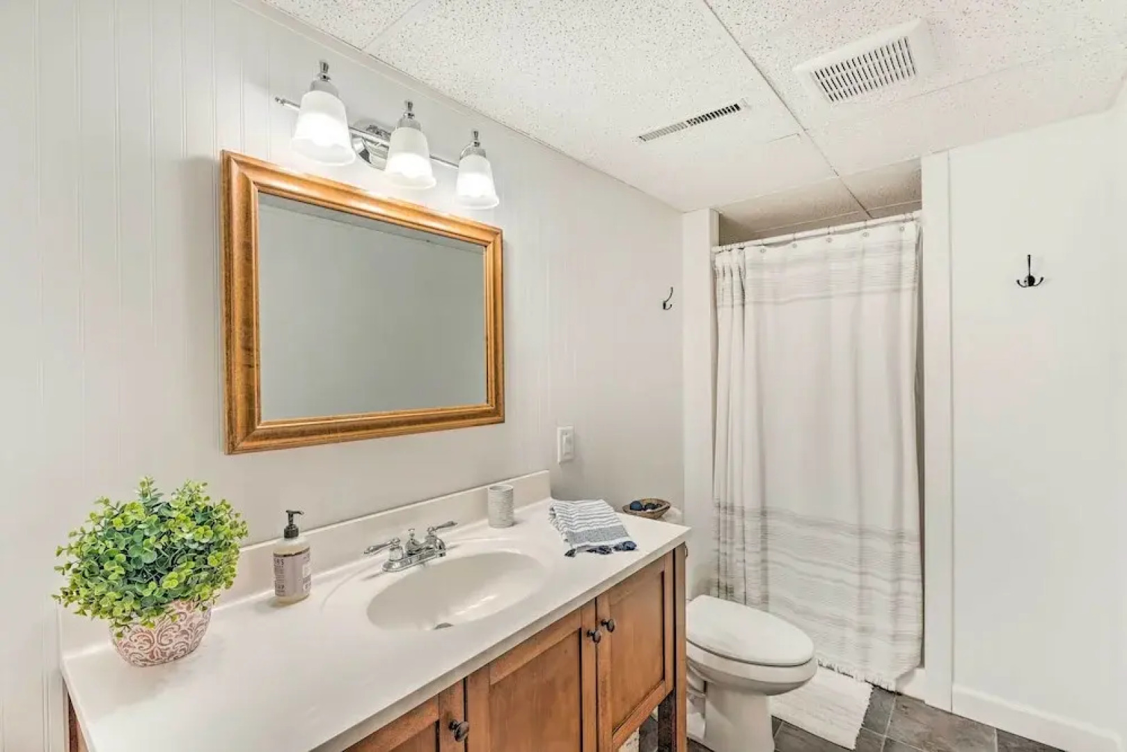 Airy Cottage Close to Rock Lake w/ Fire Pit!