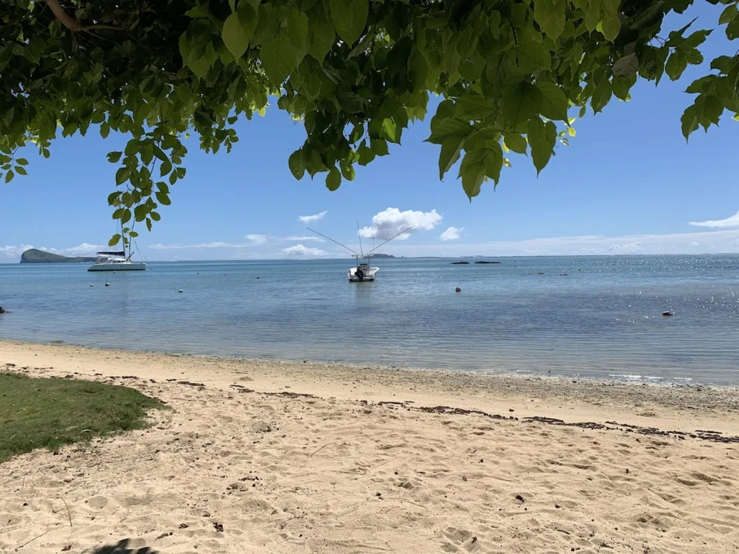 Luxury beachfront villa with private pool and cozy Pavillon with private jacuzzi on rooftop terrace