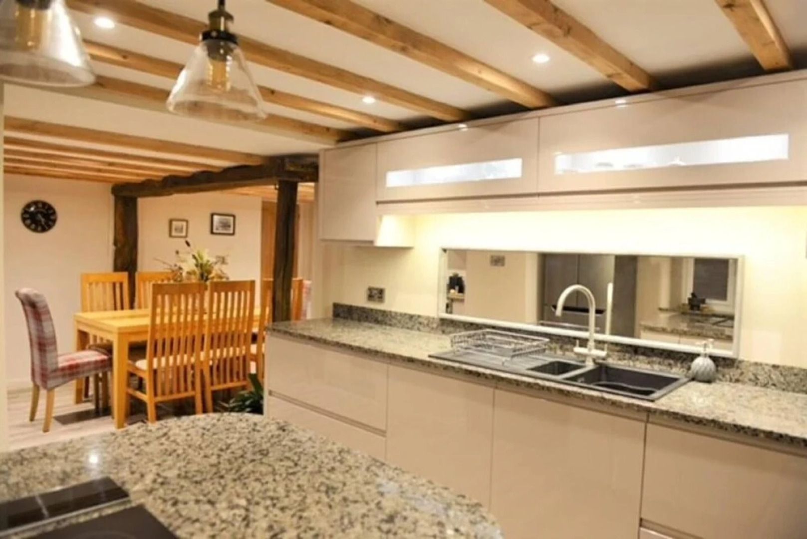 Cosy & Spacious Cottage in Scenic Village With Pub