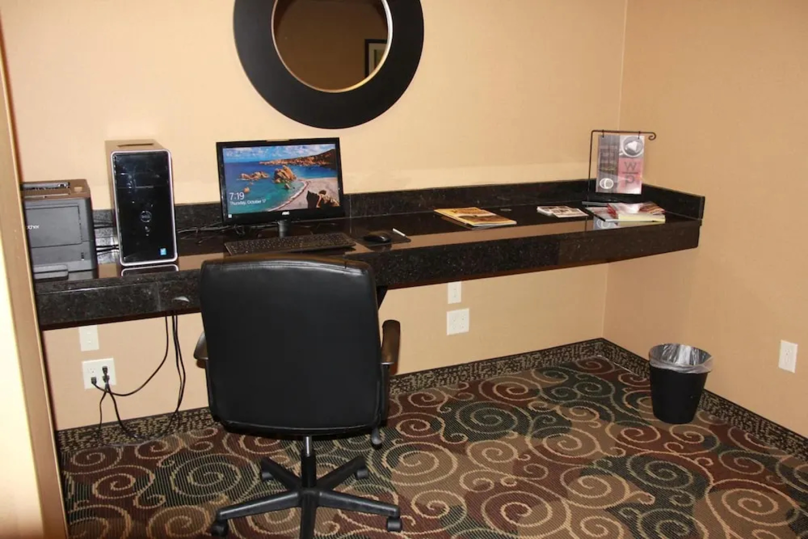 Castle Rock Inn & Suites