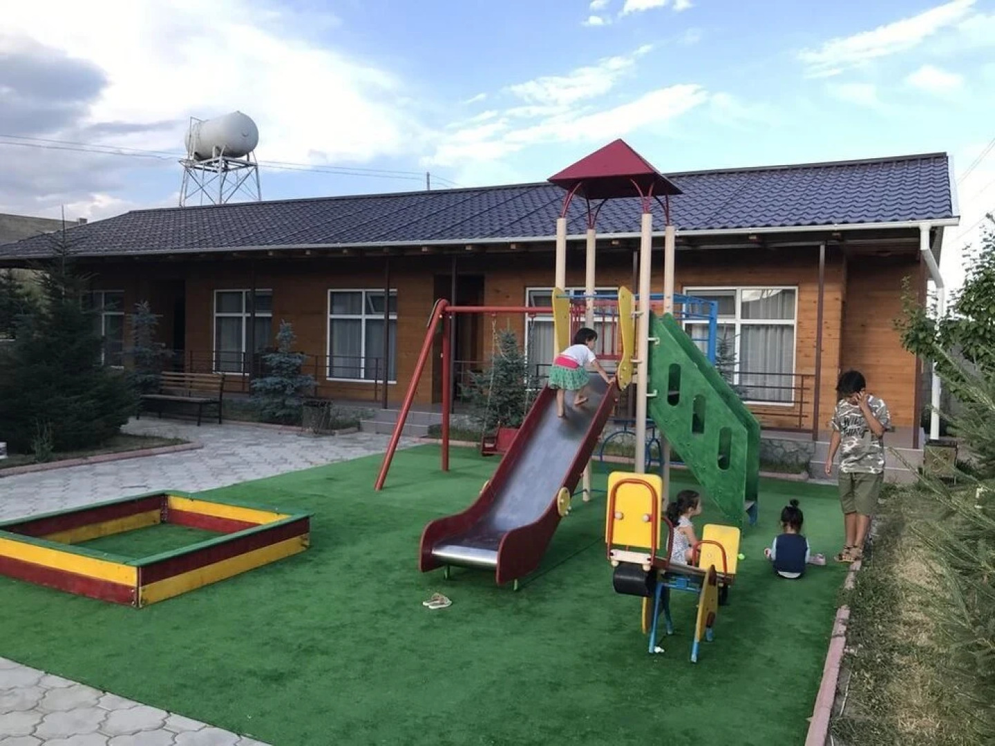 Курорт Altyn Bulak на берегу озера