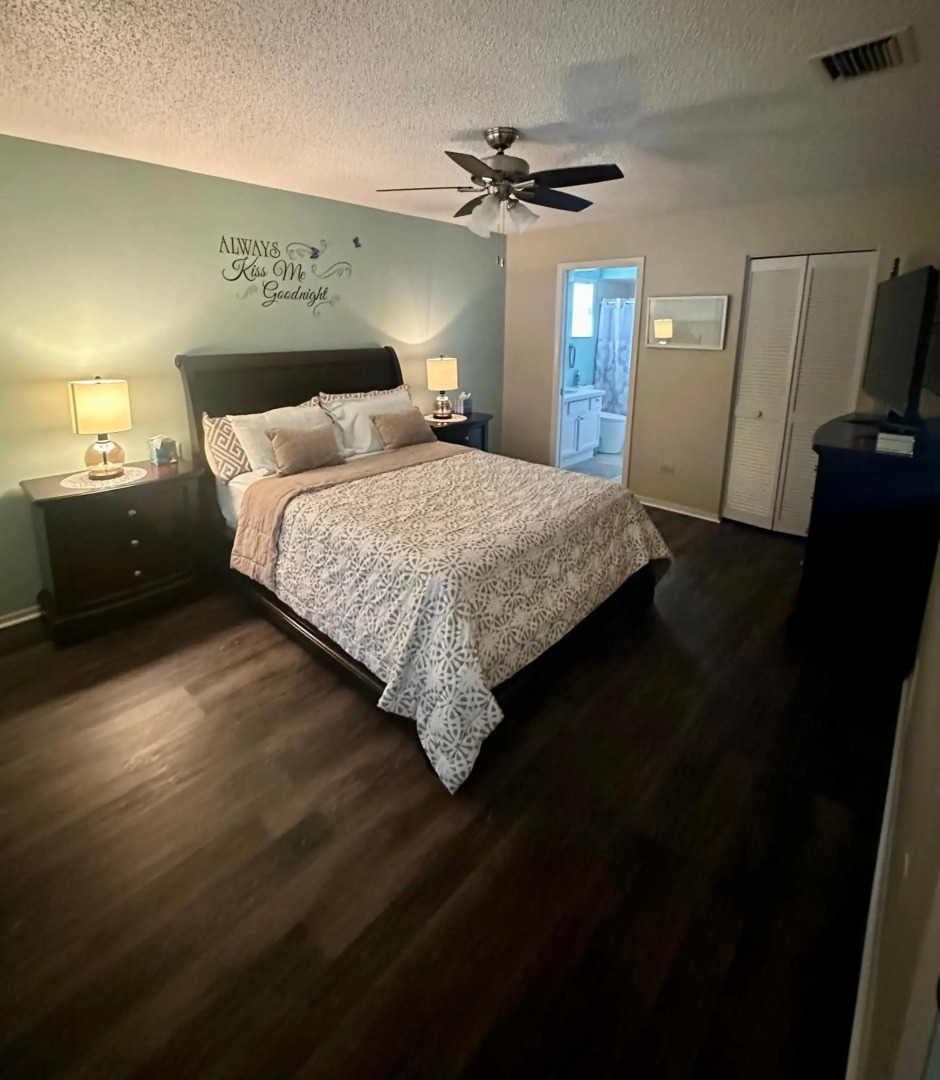 3 bedrooms house with private, heated pool 8 miles to Siesta Key Beach,