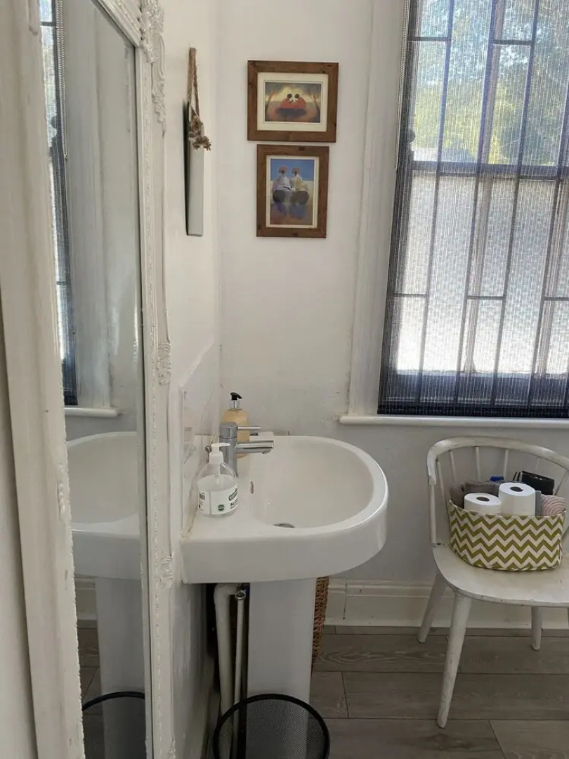 Stunning 2-bed Apartment Above Schooners Bar