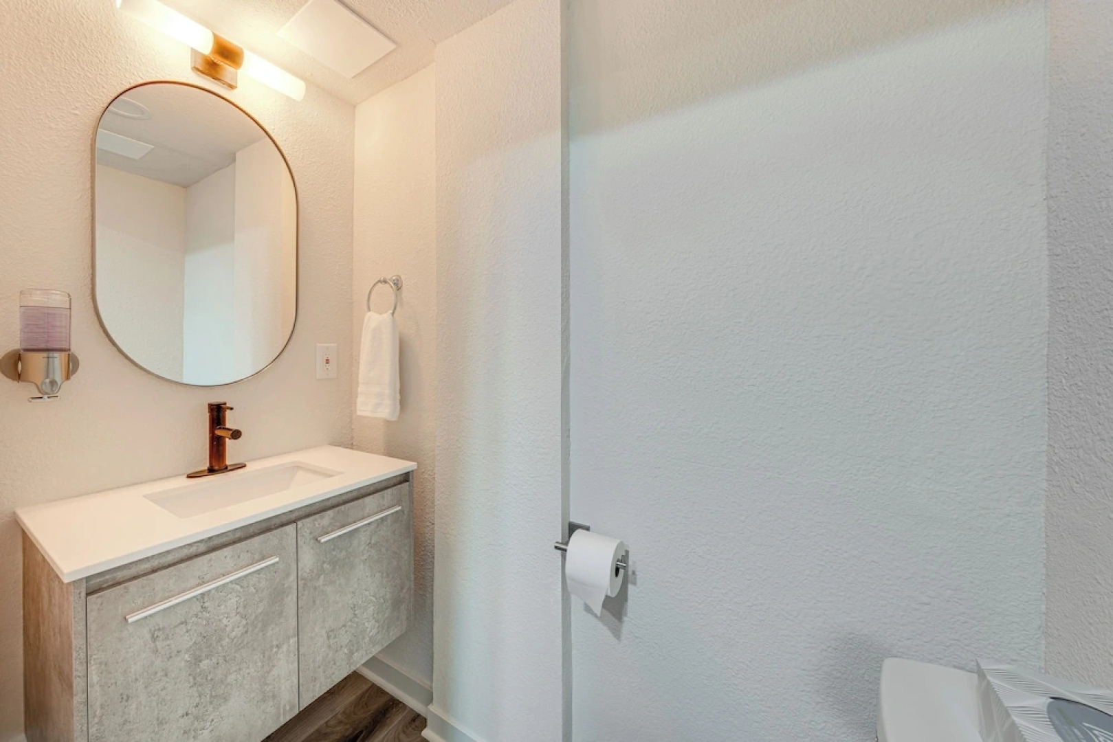 Luxury 'prairie Retreat': 5 Min From Madison!