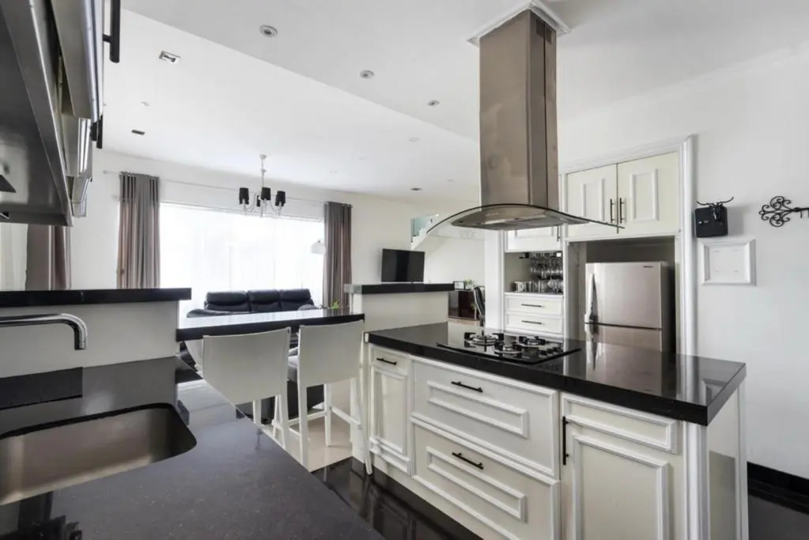 TJ White Villa 670m2 with Private Pool and Outstanding View by GLOBALSTAY